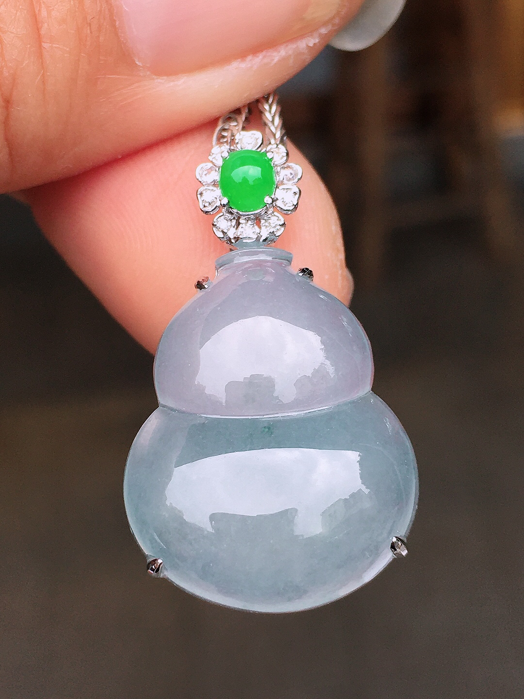 冰种葫芦吊坠，玉质细腻，荧光感超
强，饱满圆润，尽显优雅气质，18k
金豪华镶嵌