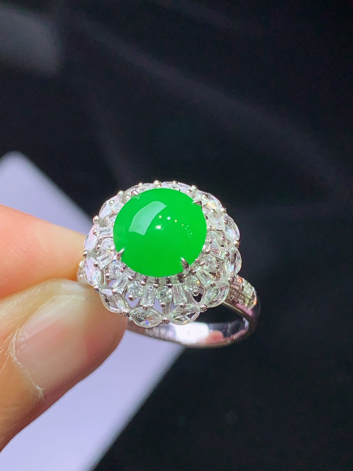 18k金钻镶嵌满绿蛋面戒指 玉质细腻 色泽艳丽清新 水润亮眼 圈口13.5 整体尺寸14.5*11.2t1