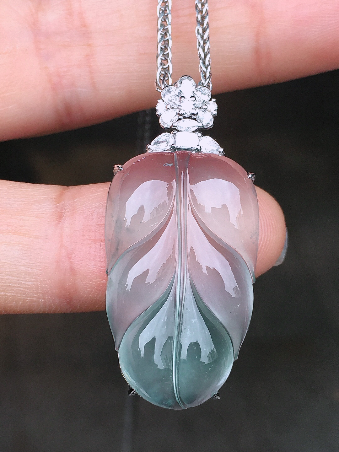 玻璃种玉叶吊坠，玉质细腻，荧光感超
强，饱满圆润，尽显优雅气质，18k
金豪华镶嵌