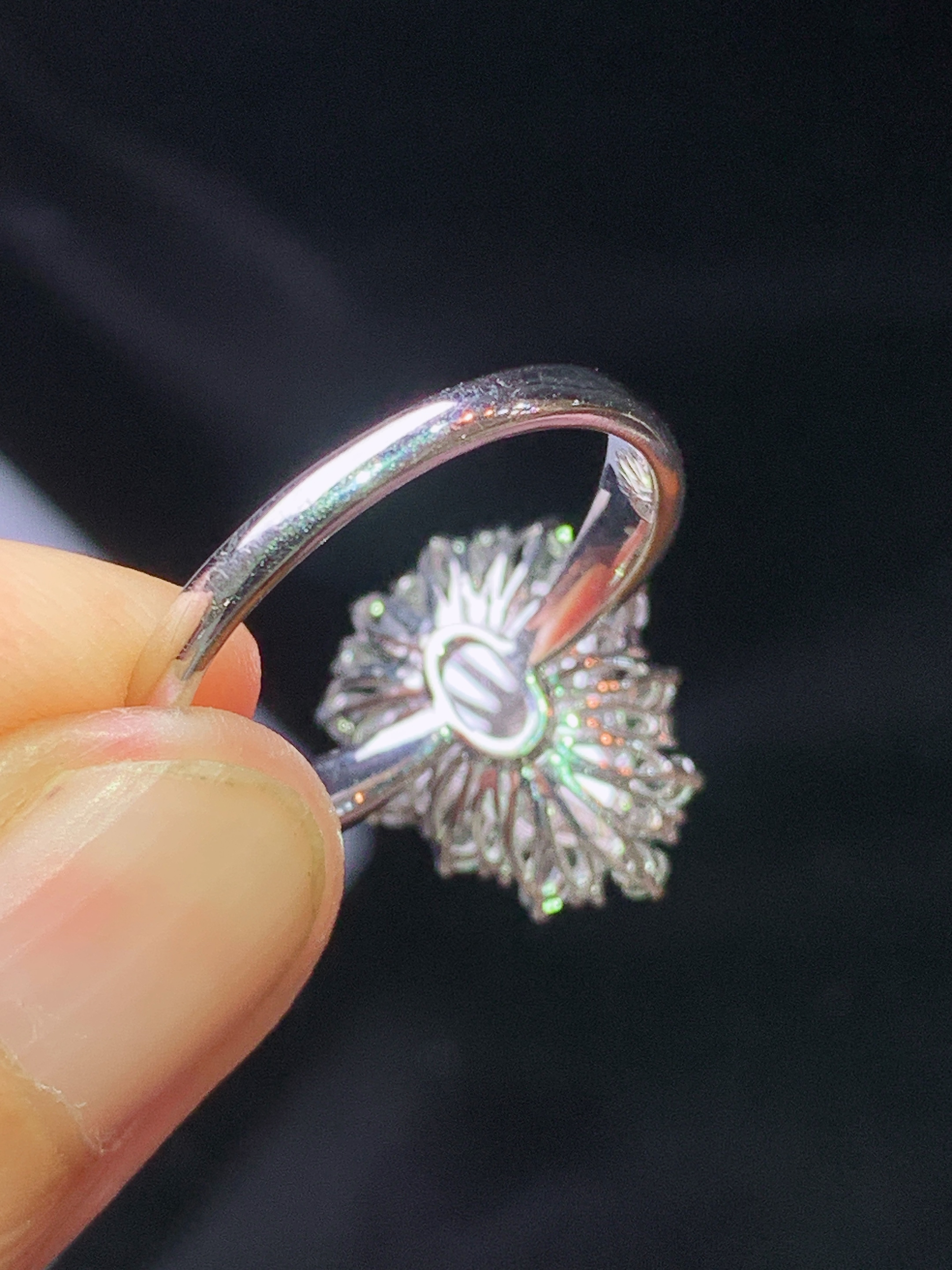 18k金钻镶嵌翠绿葫芦戒指 玉质细腻 色泽艳丽清新 水润亮眼 圈口16整体尺寸16*12.8*8.6j3