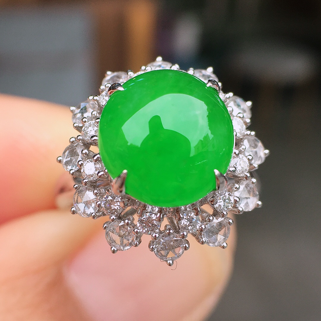 阳绿蛋面戒指，色泽均匀艳丽，玉质细腻，荧光感超
强，饱满圆润，尽显优雅气质，18k
金豪华镶嵌