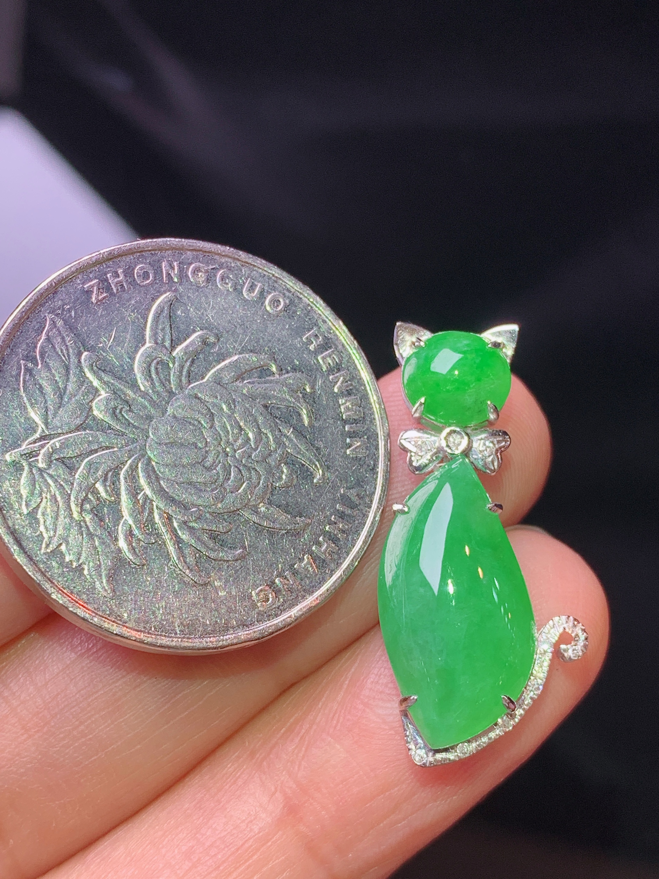 18k金钻镶嵌满绿随形吊坠 玉质细腻 色泽艳丽清新 水润亮眼 整体尺寸26.6*12*6.3x5