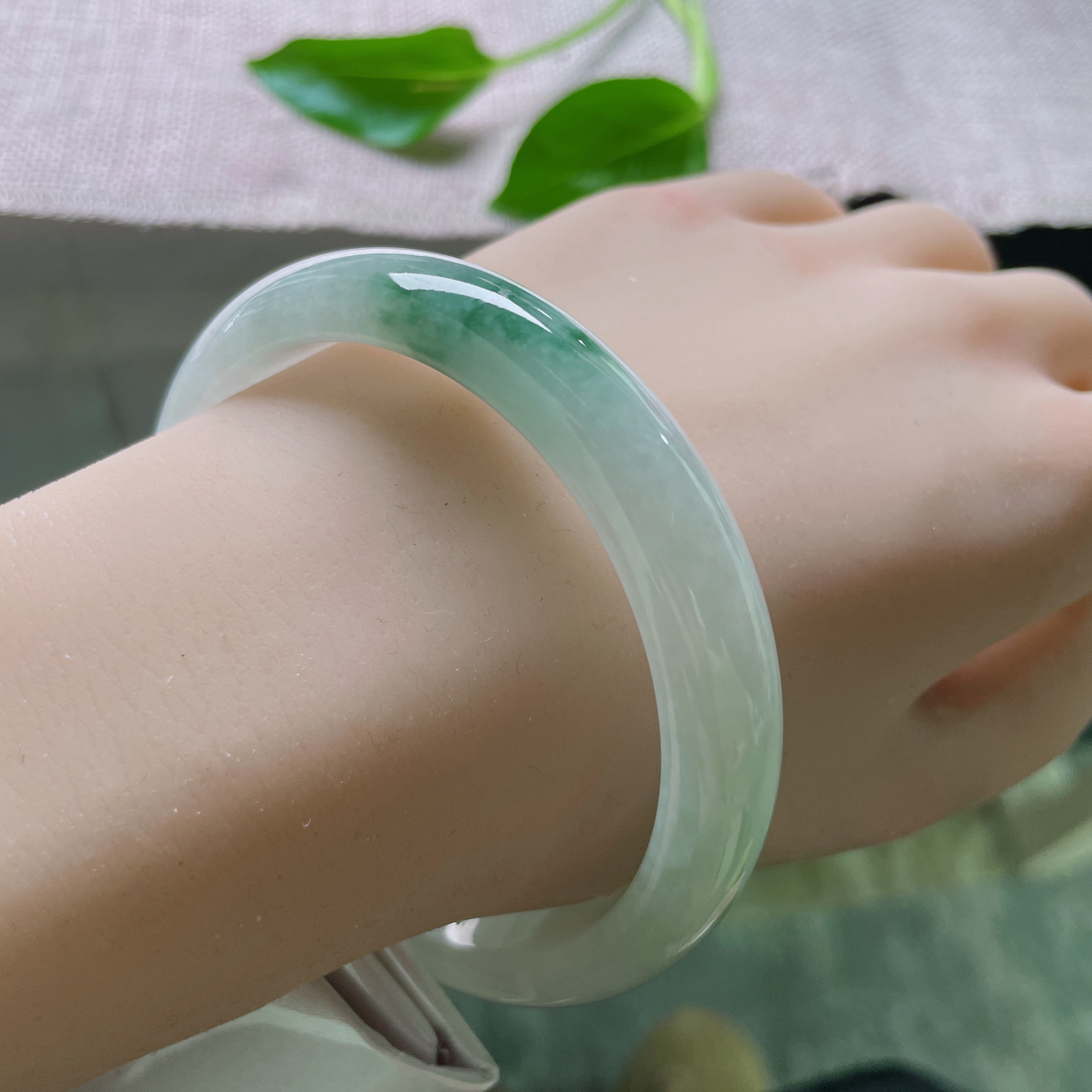 60/11.6/7.4，飘花正圈，大圈口，简约不简单，种老水足，佩戴轻盈。