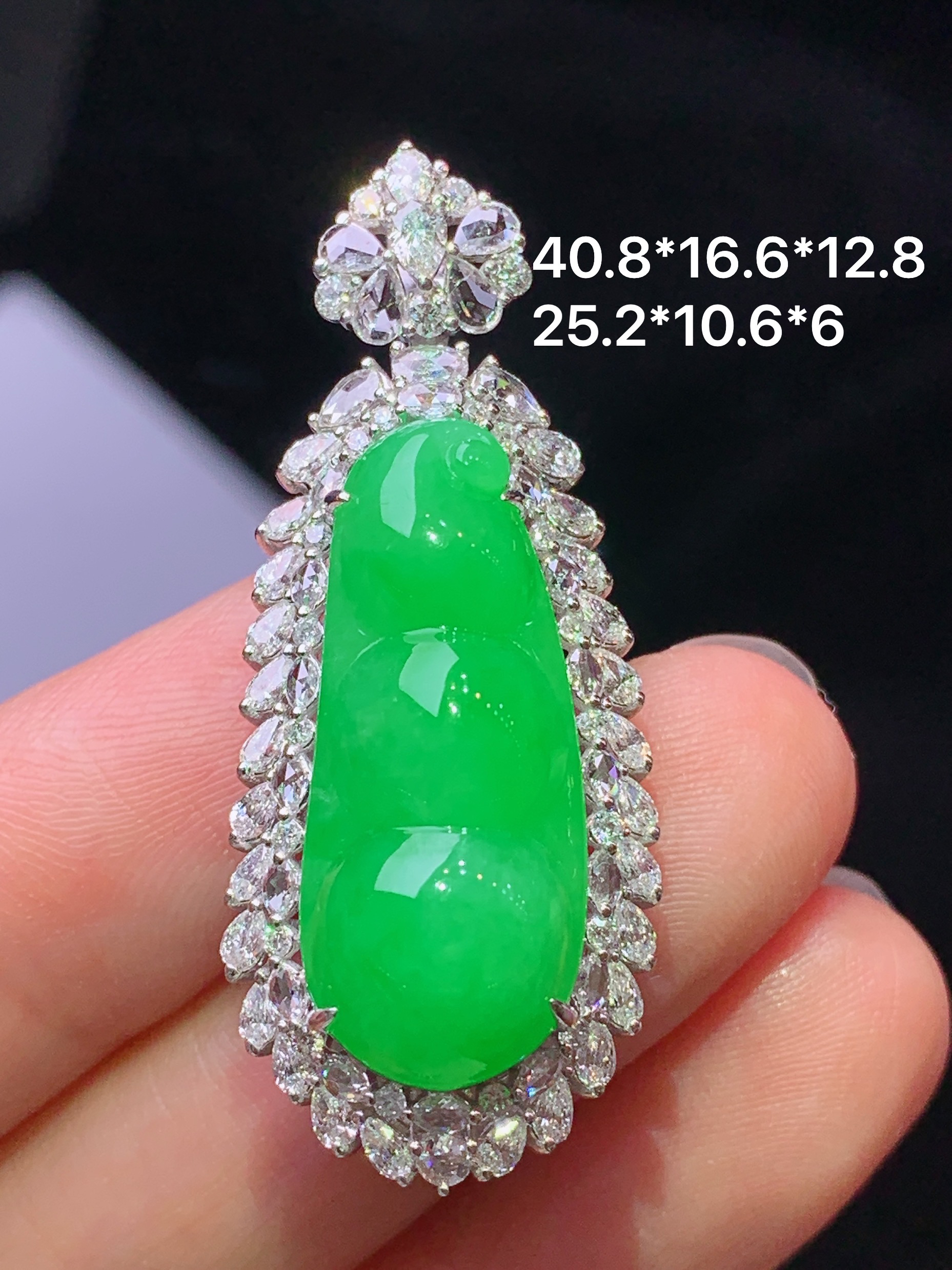 18k金钻镶嵌翠绿四季豆吊坠 玉质细腻 色泽艳丽清新 水润亮眼 整体尺寸40.8*16.6*12.8m3