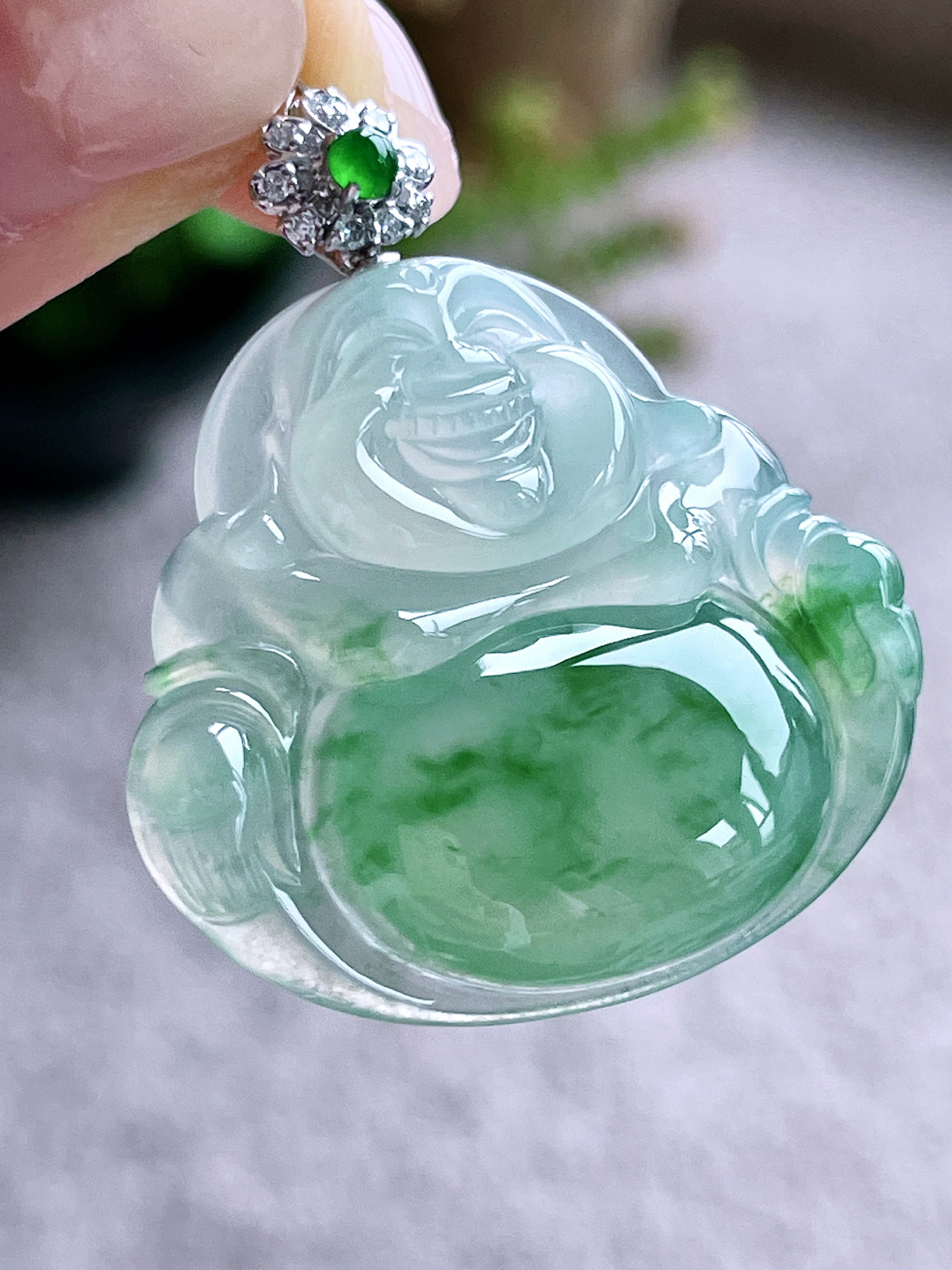 【镶嵌】高冰飘花佛公吊坠  
【说明】缅料 18k金镶嵌 性价比高  
【整体】38.7
【裸石】