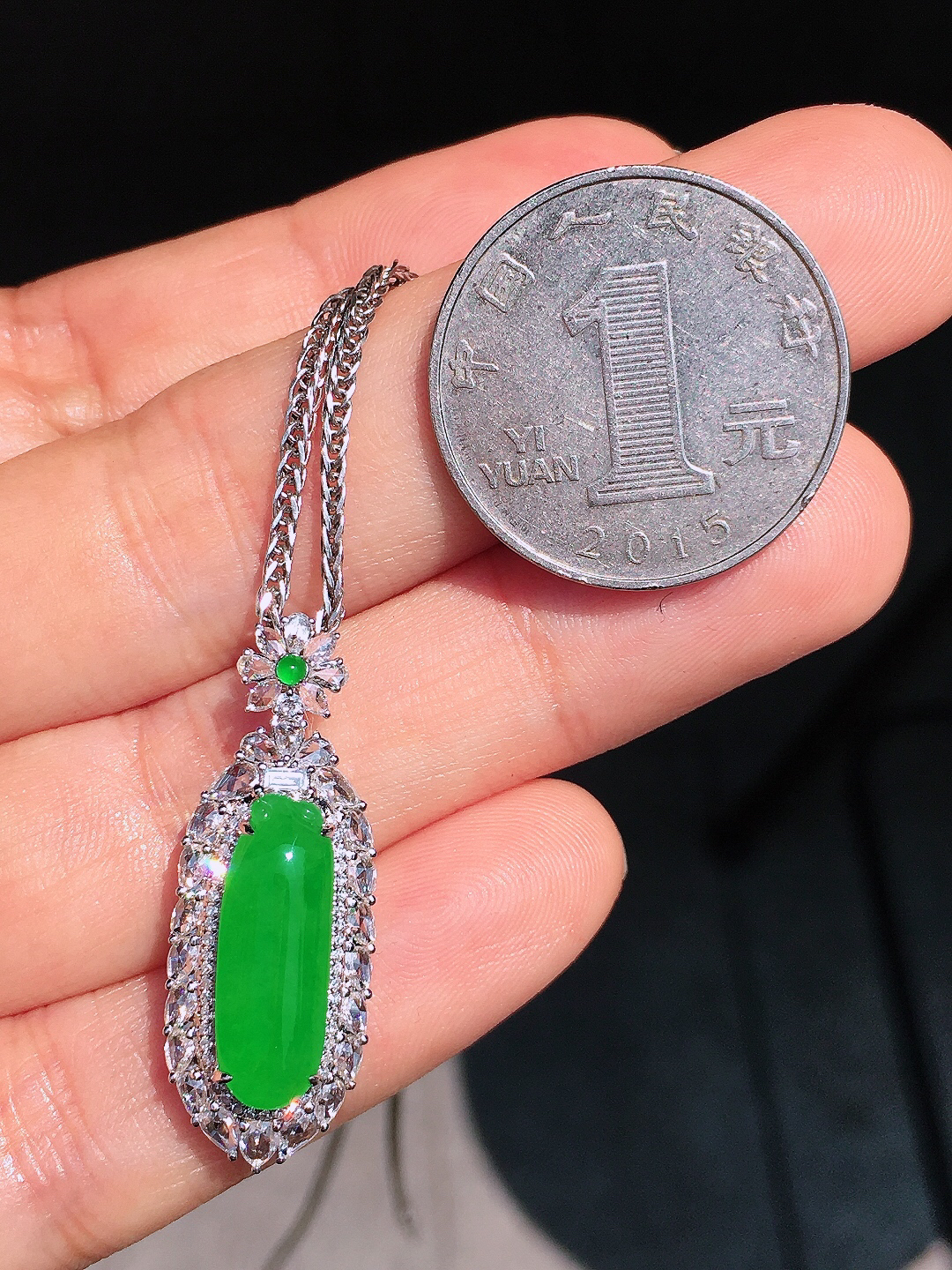 阳绿福瓜吊坠，色泽均匀艳丽，玉质细腻，荧光感超
强，饱满圆润，尽显优雅气质，18k
金豪华镶嵌