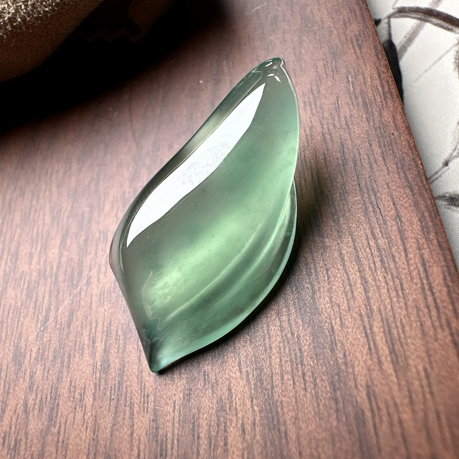 【冰种晴绿随形裸石】质地细腻，冰润十足，种老冰透，收藏品质