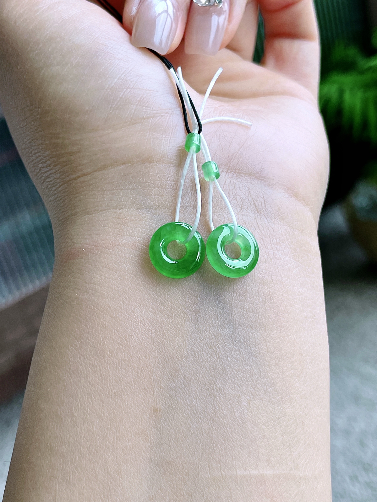 【裸石】高冰甜阳绿甜甜圈一对
【说明】缅料 性价比高  
【尺寸】11.4-2.9