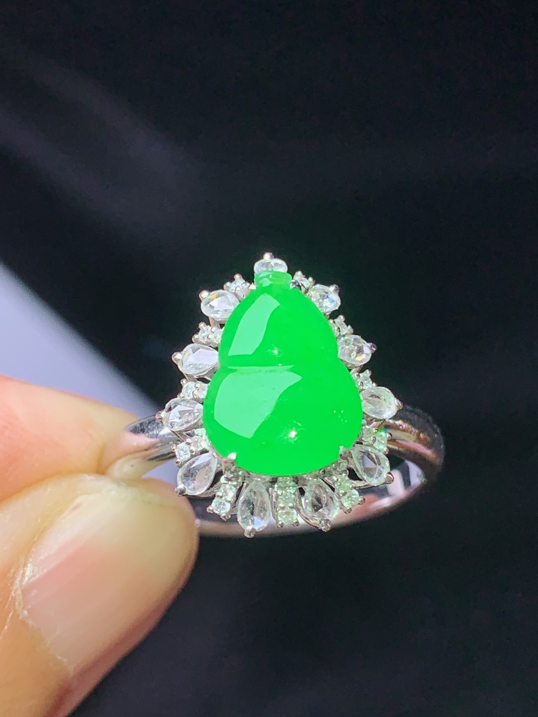 18k金钻镶嵌翠绿葫芦戒指 玉质细腻 色泽艳丽清新 水润亮眼 圈口16整体尺寸16*12.8*8.6j3