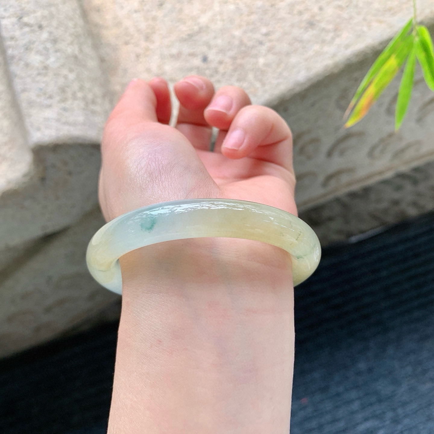 圆条52 53
【圈口】53.9/10.1/9
【描述】冰黄翡飘花，清透，水润，种老，细腻，无纹裂！