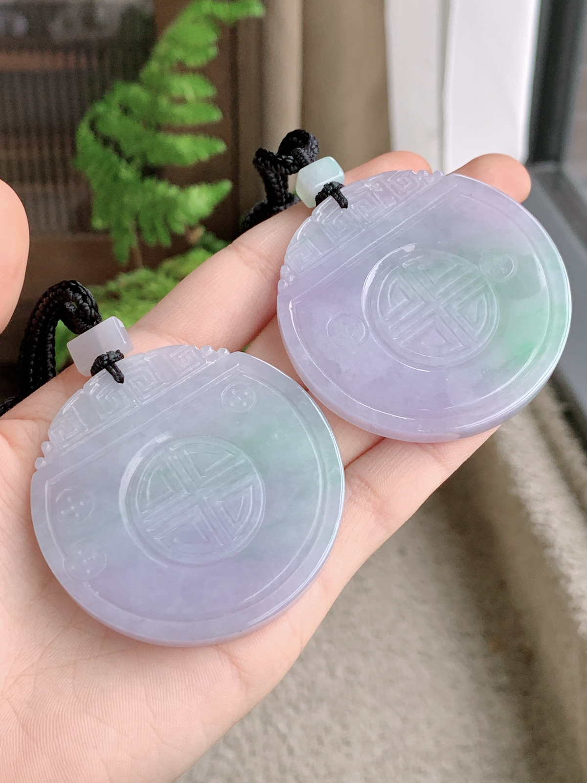 【裸石】冰紫底龙凤牌一对吊坠  
【说明】缅料 性价比高 飘花
【尺寸】左：52.4-5.1 右：