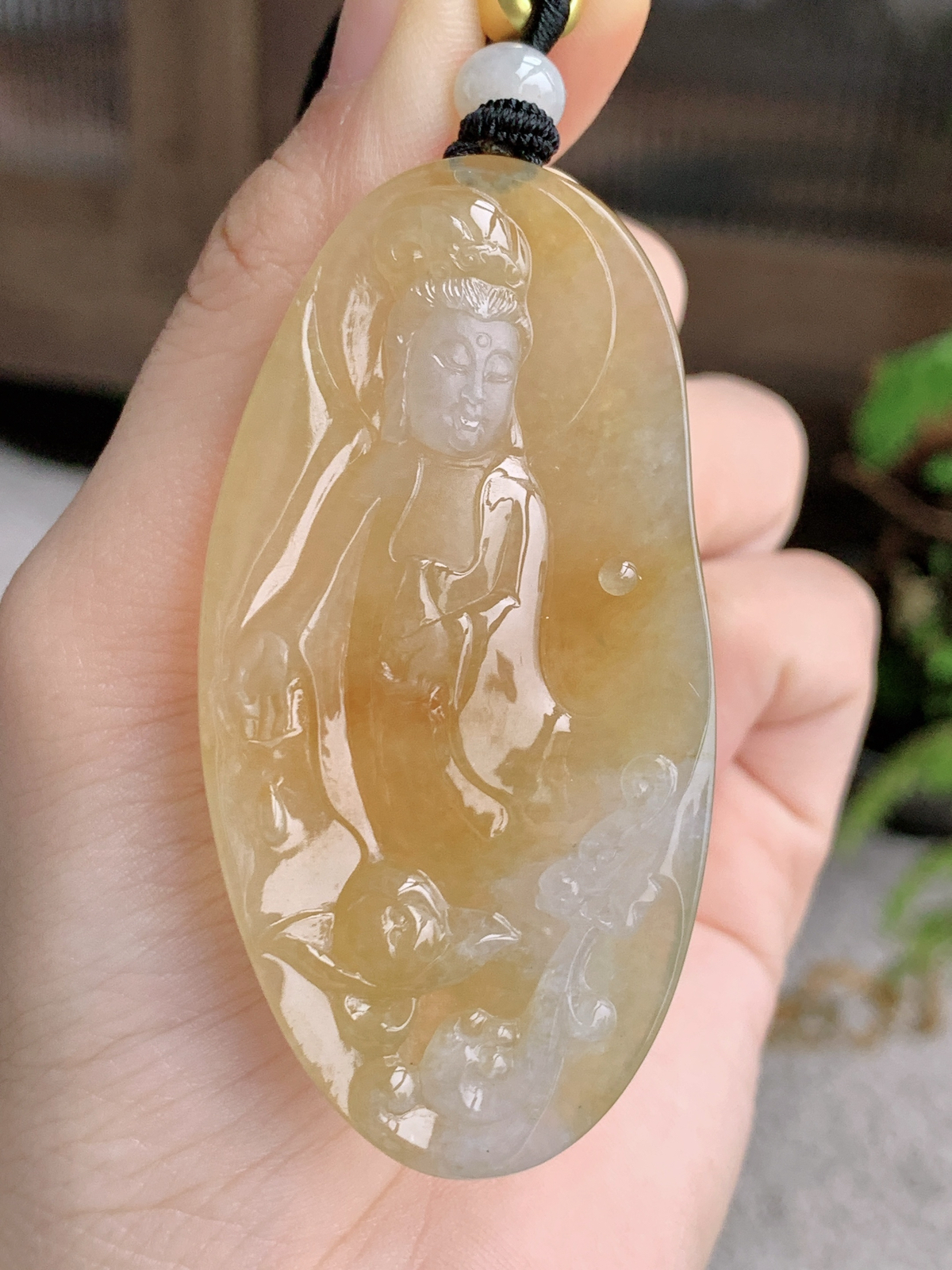 【裸石】冰黄翡站观音牌吊坠
【说明】缅料 性价比高  
【尺寸】64.2-32.7-8.2