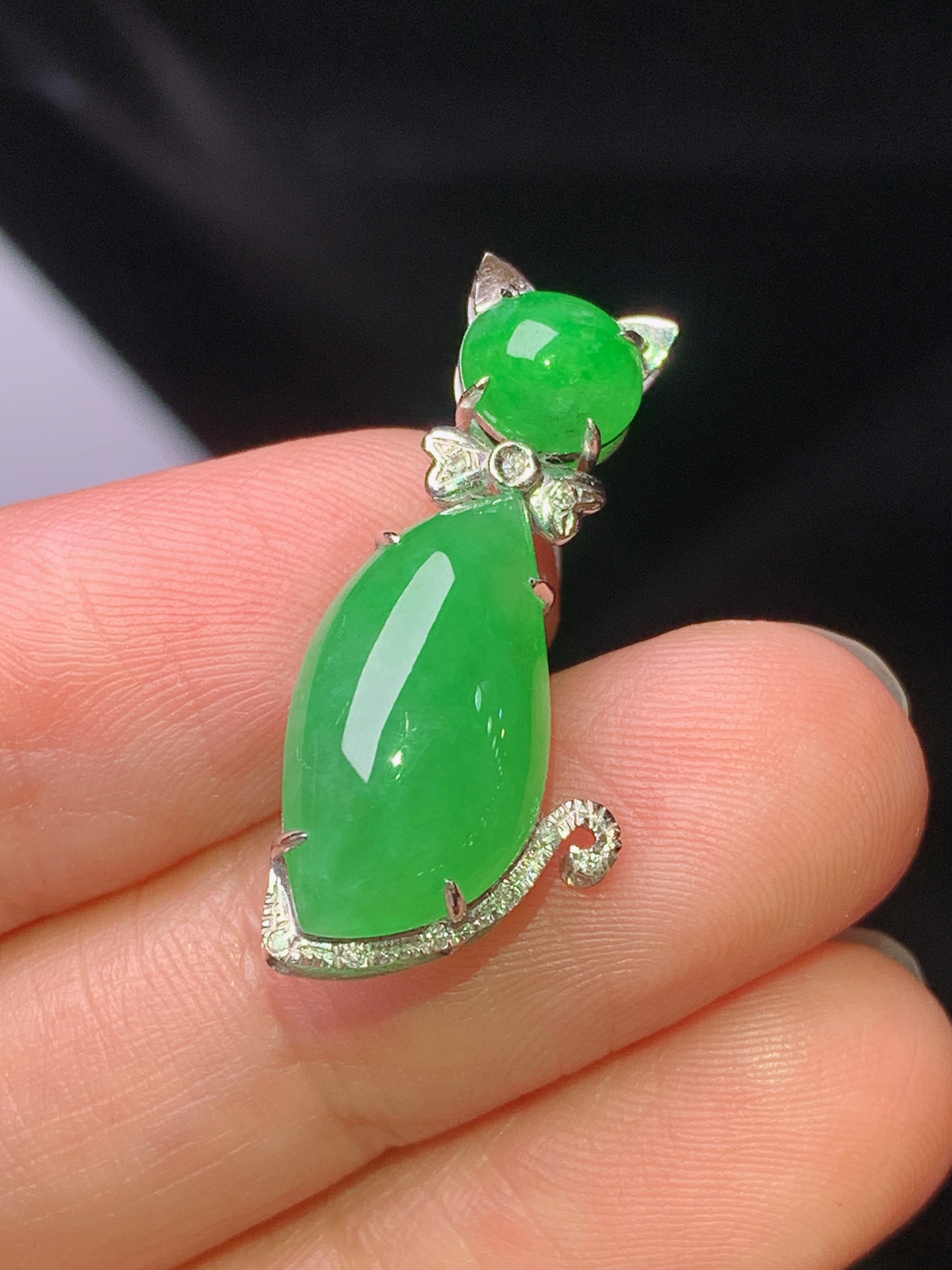 18k金钻镶嵌满绿随形吊坠 玉质细腻 色泽艳丽清新 水润亮眼 整体尺寸26.6*12*6.3x5