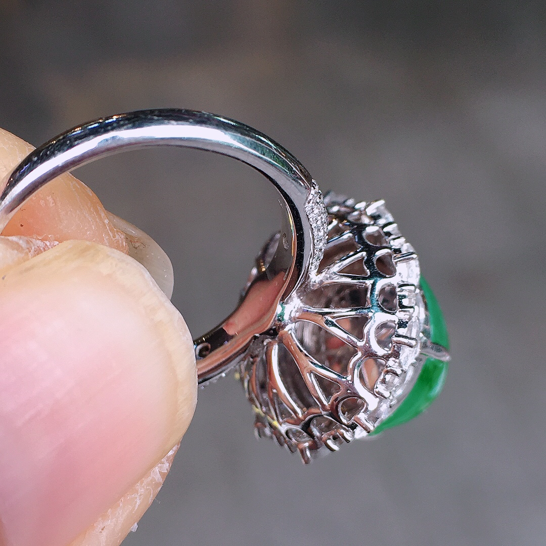 阳绿蛋面戒指，色泽均匀艳丽，玉质细腻，荧光感超
强，饱满圆润，尽显优雅气质，18k
金豪华镶嵌