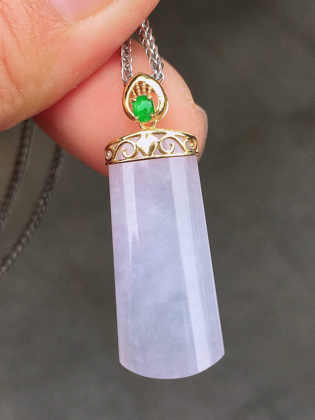 淡紫罗兰无事牌吊坠，色泽均匀艳丽，玉质细腻，荧光感超
强，饱满圆润，尽显优雅气质，18k
金豪华镶嵌