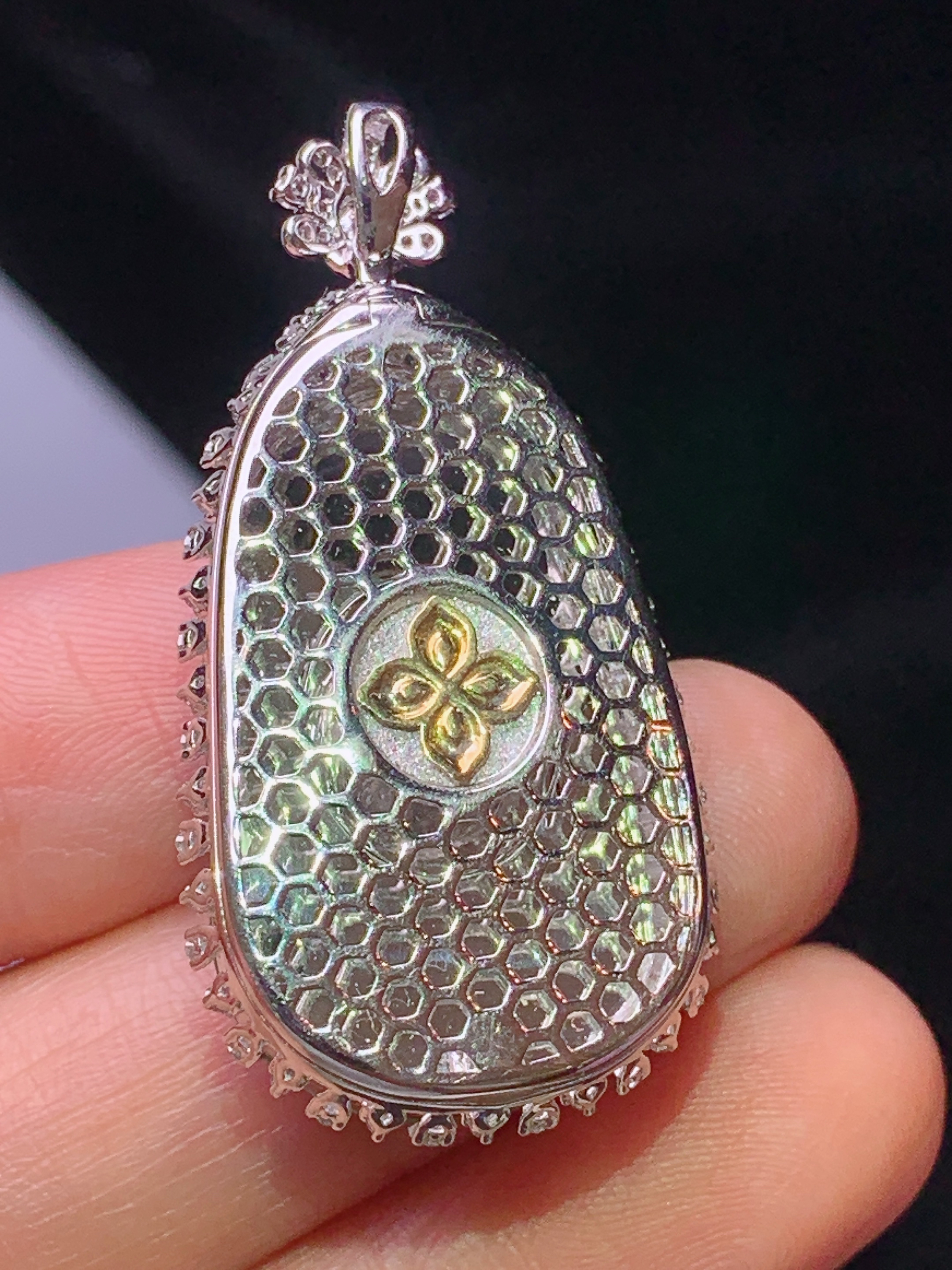 18k金钻镶嵌翠绿如意吊坠 玉质细腻 色泽艳丽清新 水润亮眼 整体尺寸40.7*20.3*7.6j3