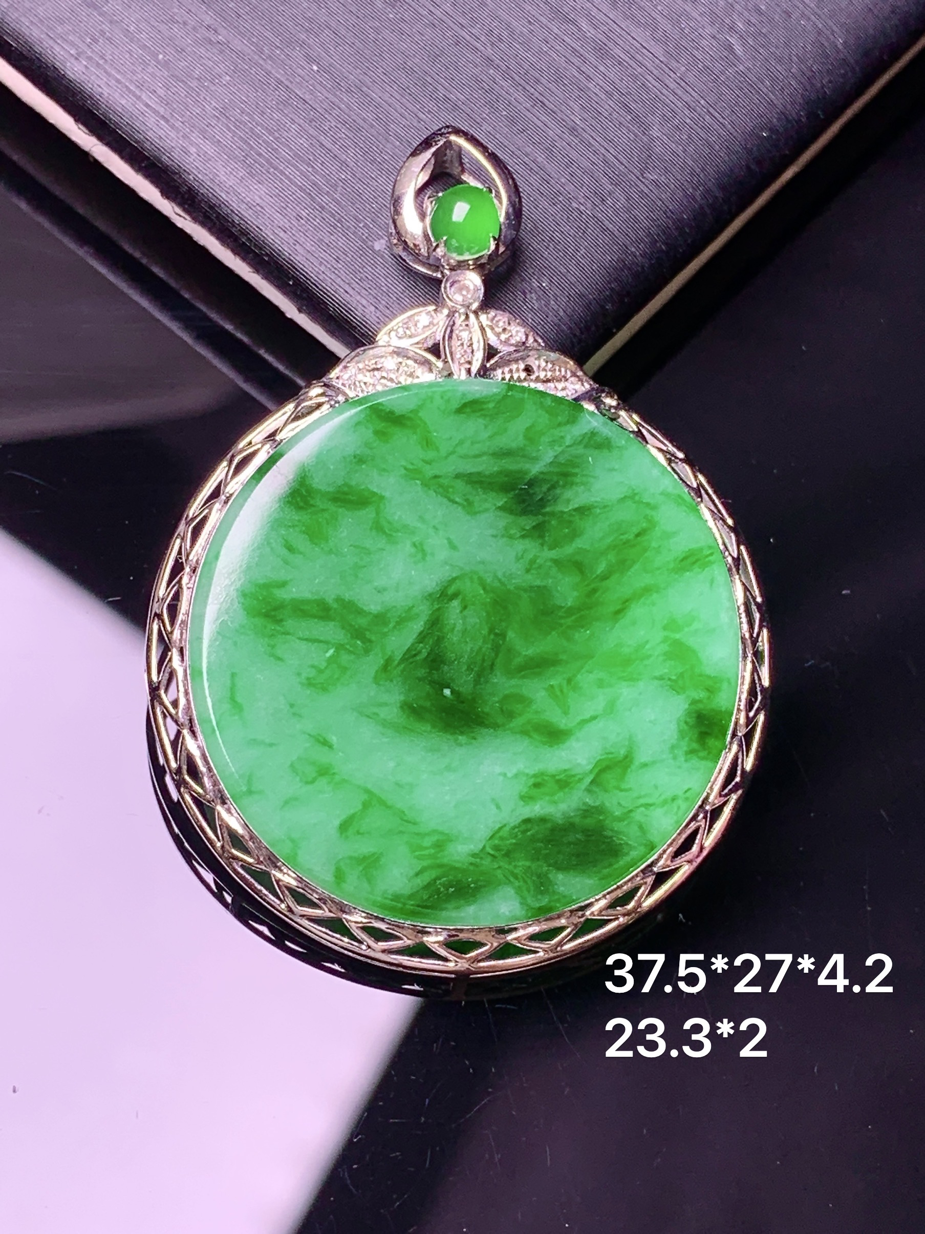 18k金钻镶嵌翠绿圆牌吊坠 玉质细腻 色泽艳丽清新 水润亮眼 整体尺寸37.5*27*4.2a2