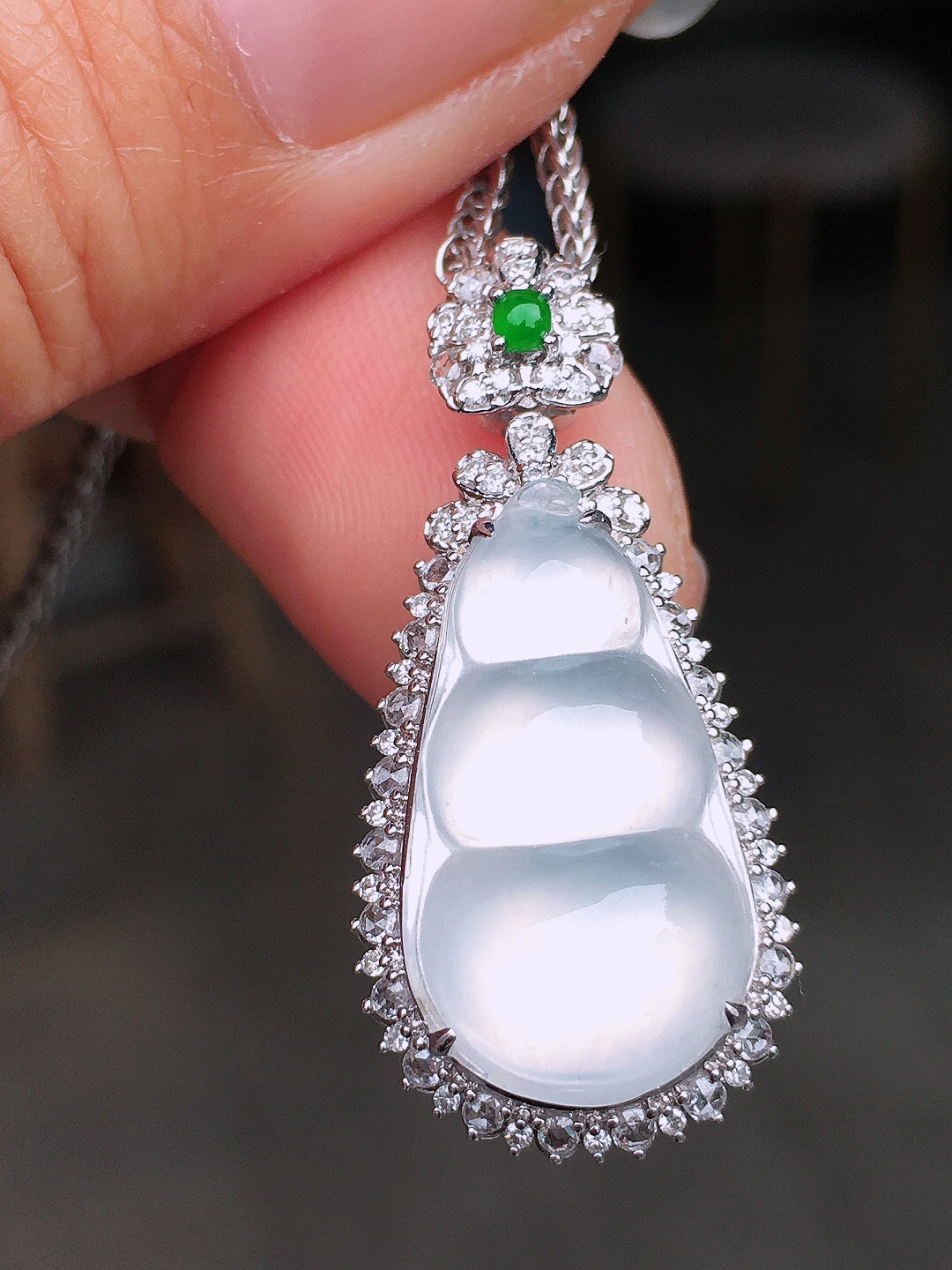 冰种福豆吊坠，玉质细腻，荧光感超
强，饱满圆润，尽显优雅气质，18k
金豪华镶嵌