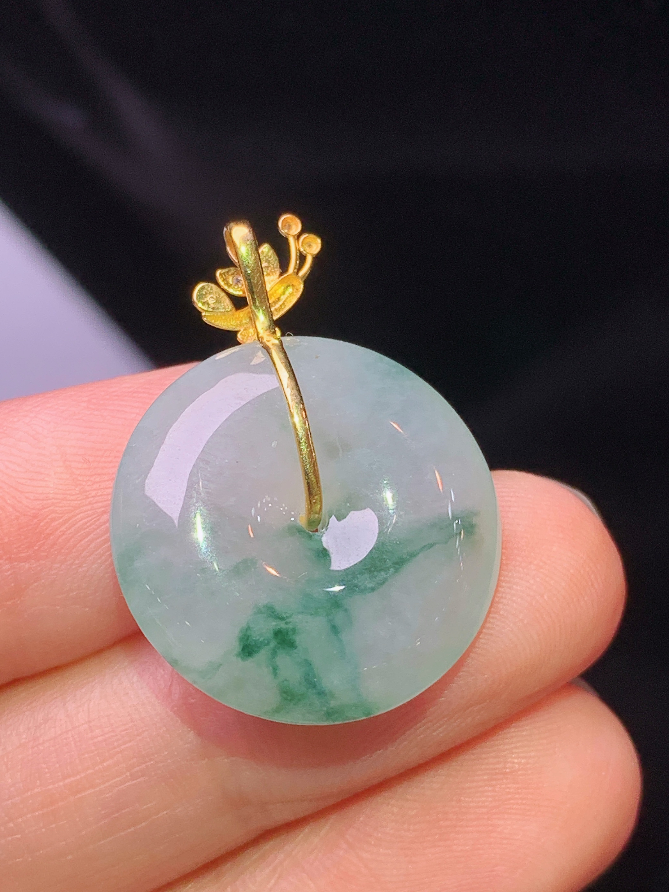 18k金钻镶嵌飘绿平安扣吊坠 玉质细腻 色泽艳丽清新 水润亮眼 整体尺寸27*20.5*6e1