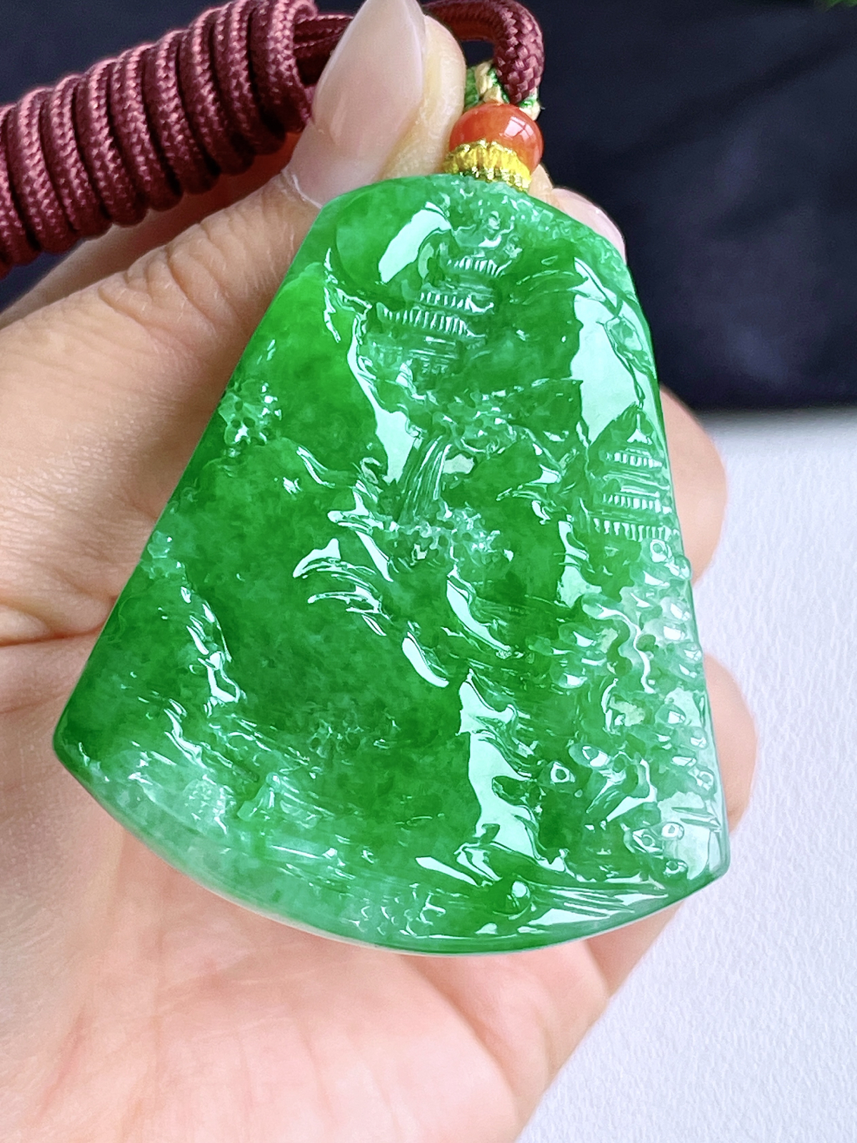 【裸石】冰阳绿山水牌大山水牌吊坠
【说明】缅料性价比高  
【尺寸】53.7-45-5