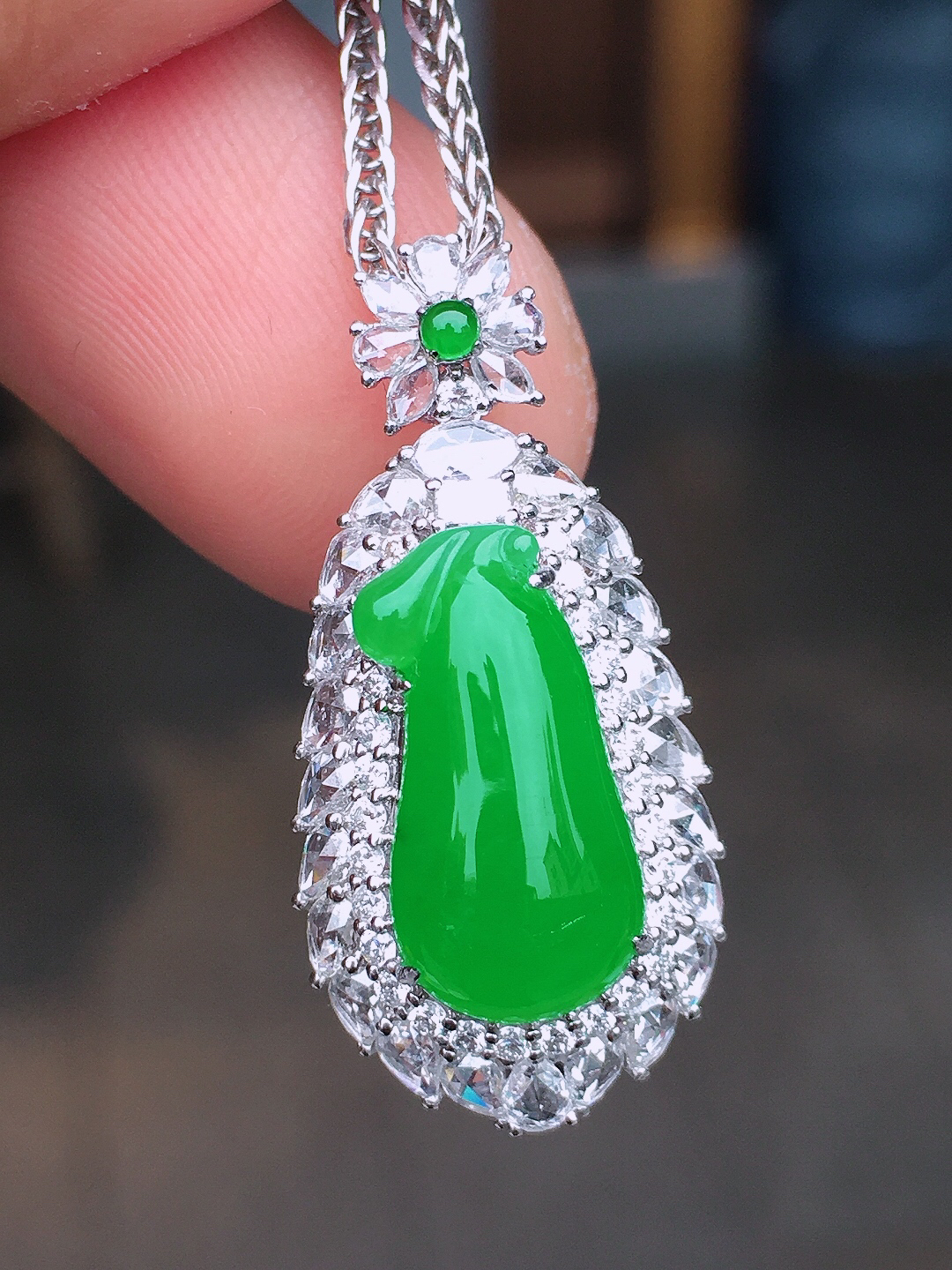 阳绿福瓜吊坠，色泽均匀艳丽，玉质细腻，荧光感超
强，饱满圆润，尽显优雅气质，18k
金豪华镶嵌