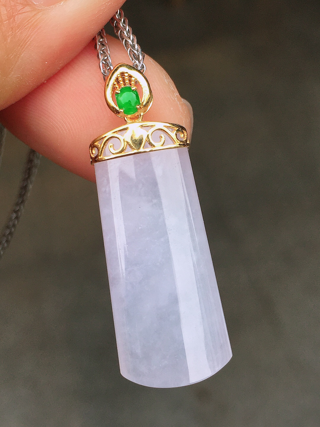 淡紫罗兰无事牌吊坠，色泽均匀艳丽，玉质细腻，荧光感超
强，饱满圆润，尽显优雅气质，18k
金豪华镶嵌