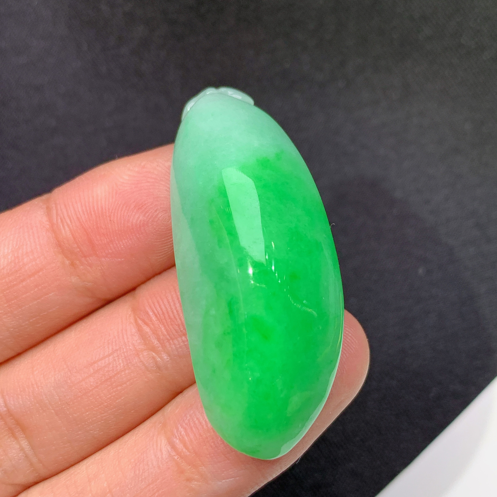 飘绿福瓜，冰润色阳，玉质细腻，种水足，Fuy 尺寸41.6*16.9*13.1