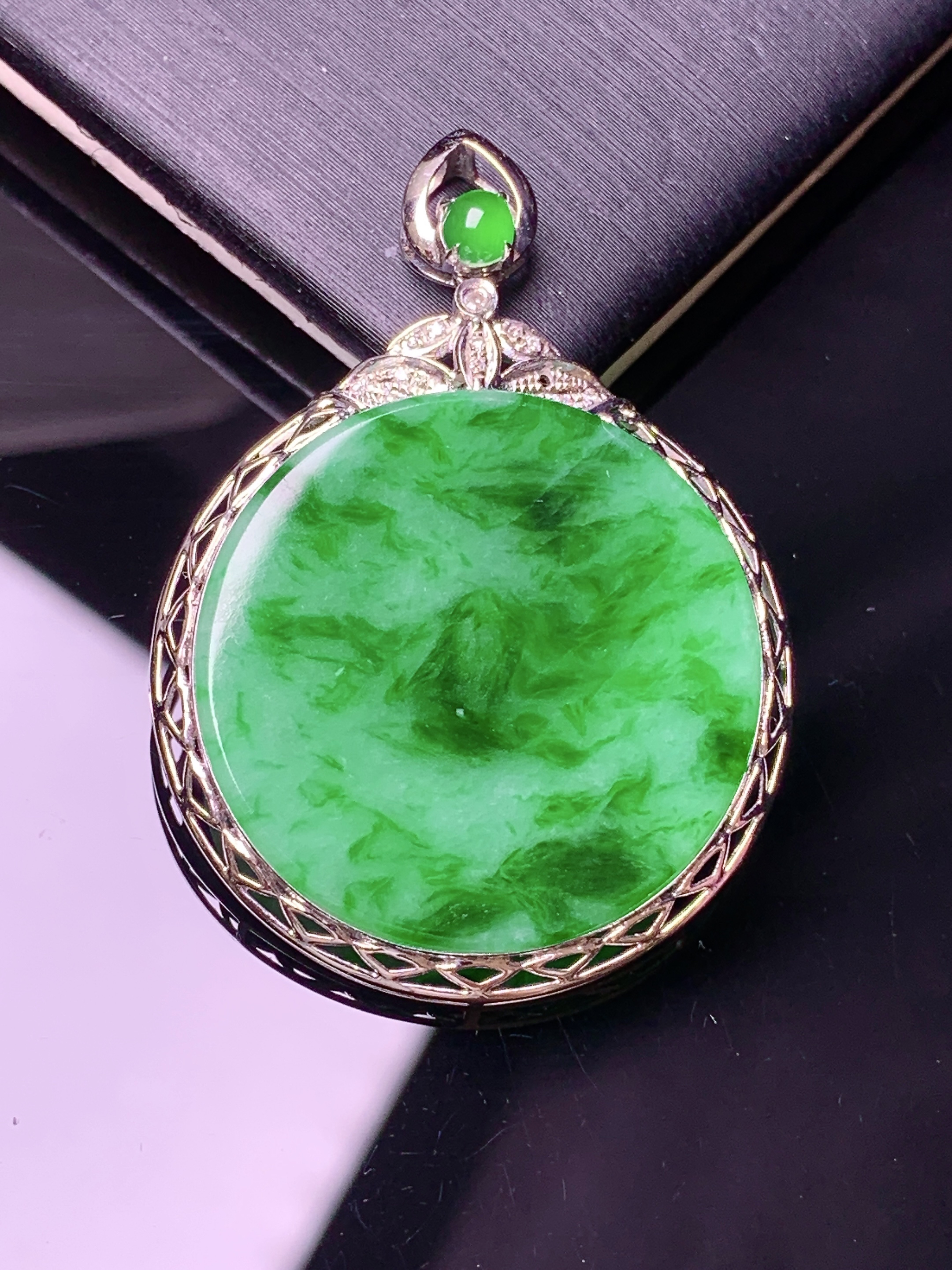 18k金钻镶嵌翠绿圆牌吊坠 玉质细腻 色泽艳丽清新 水润亮眼 整体尺寸37.5*27*4.2a2