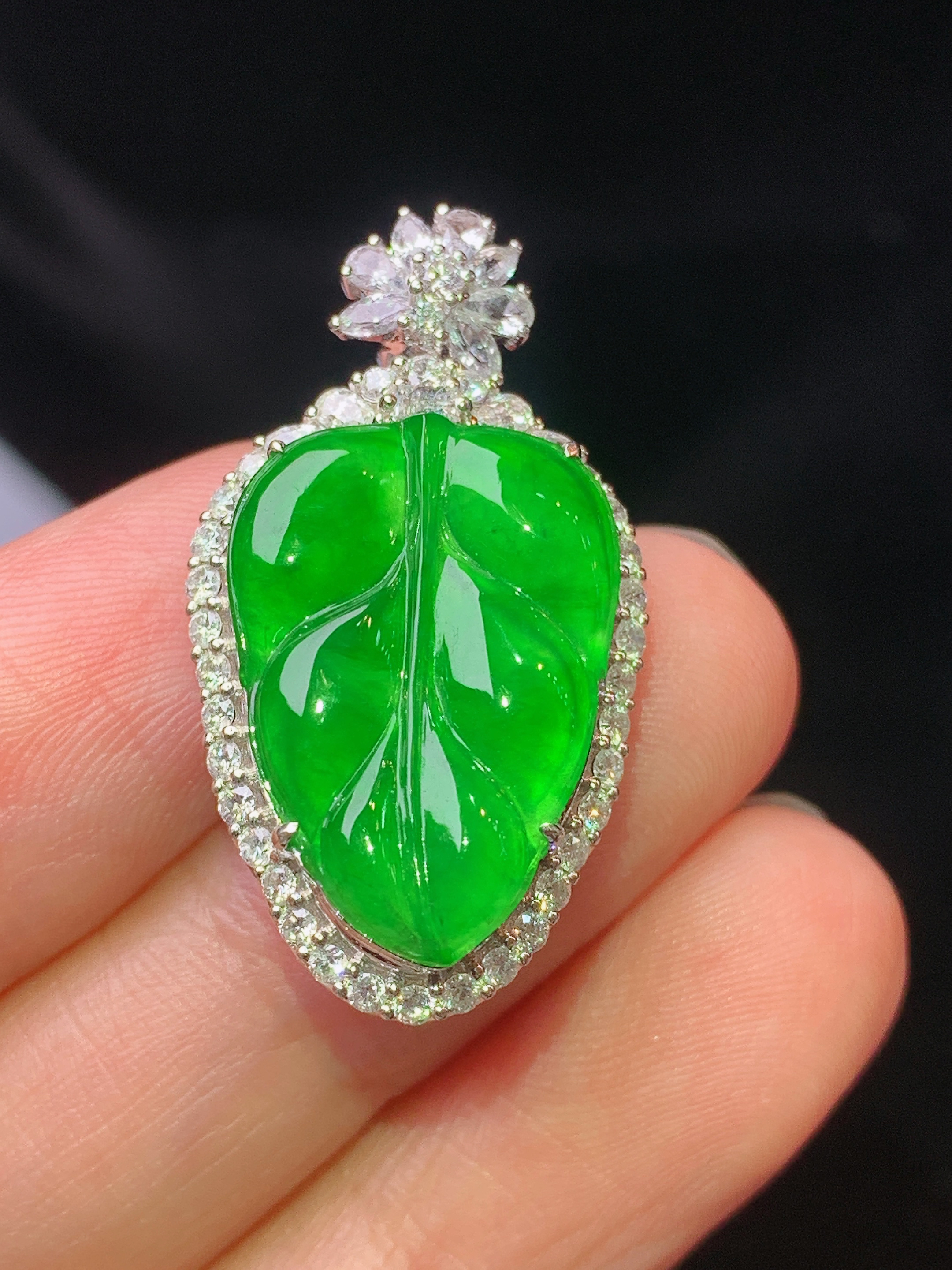 18k金钻镶嵌满绿树叶吊坠 玉质细腻 色泽艳丽清新 水润亮眼 整体尺寸30.5*16.8*9.2m4