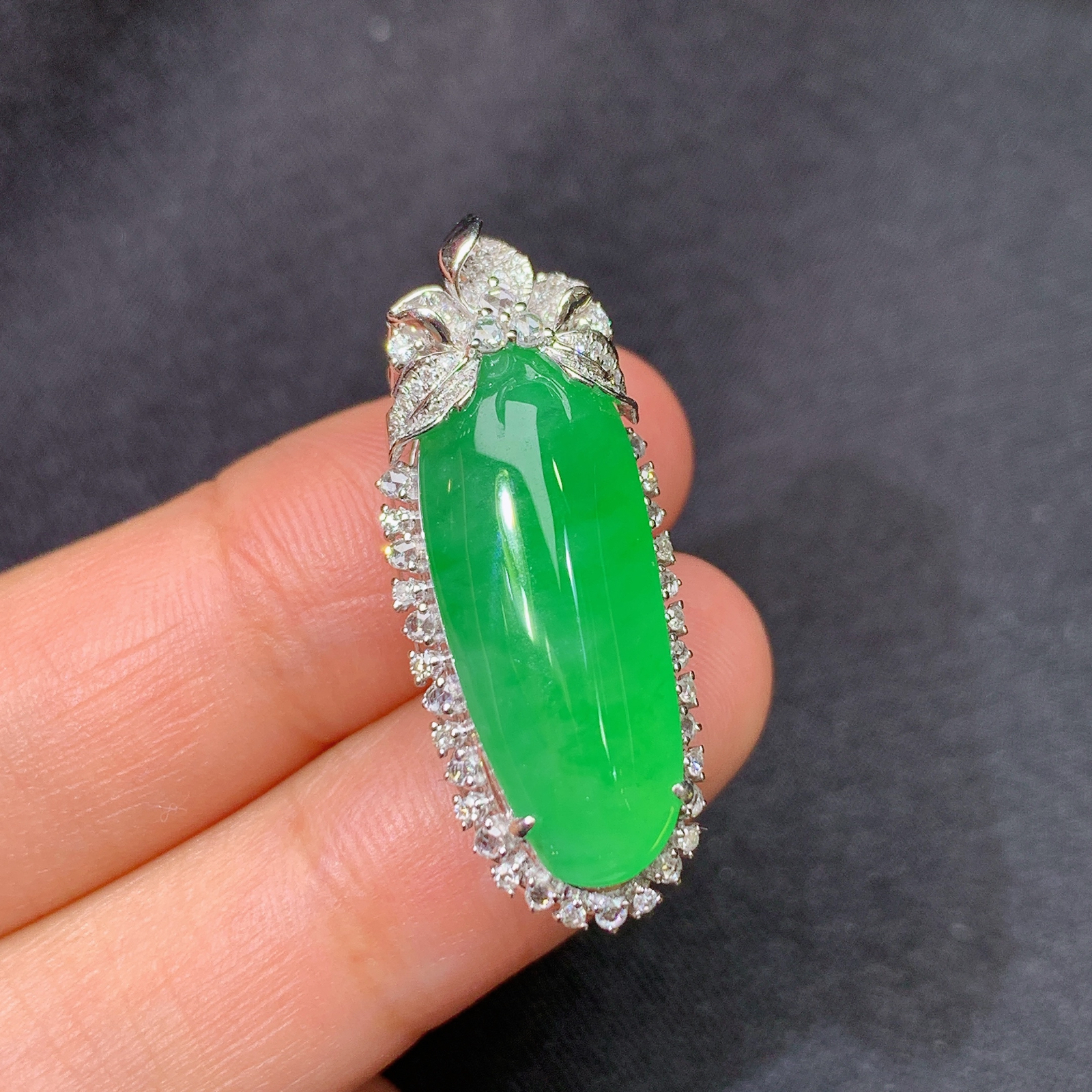 翠绿绿福瓜吊坠，18k金镶嵌，冰润色阳，玉质细腻，种水足，Jz 尺寸31.7*12.4*10.1