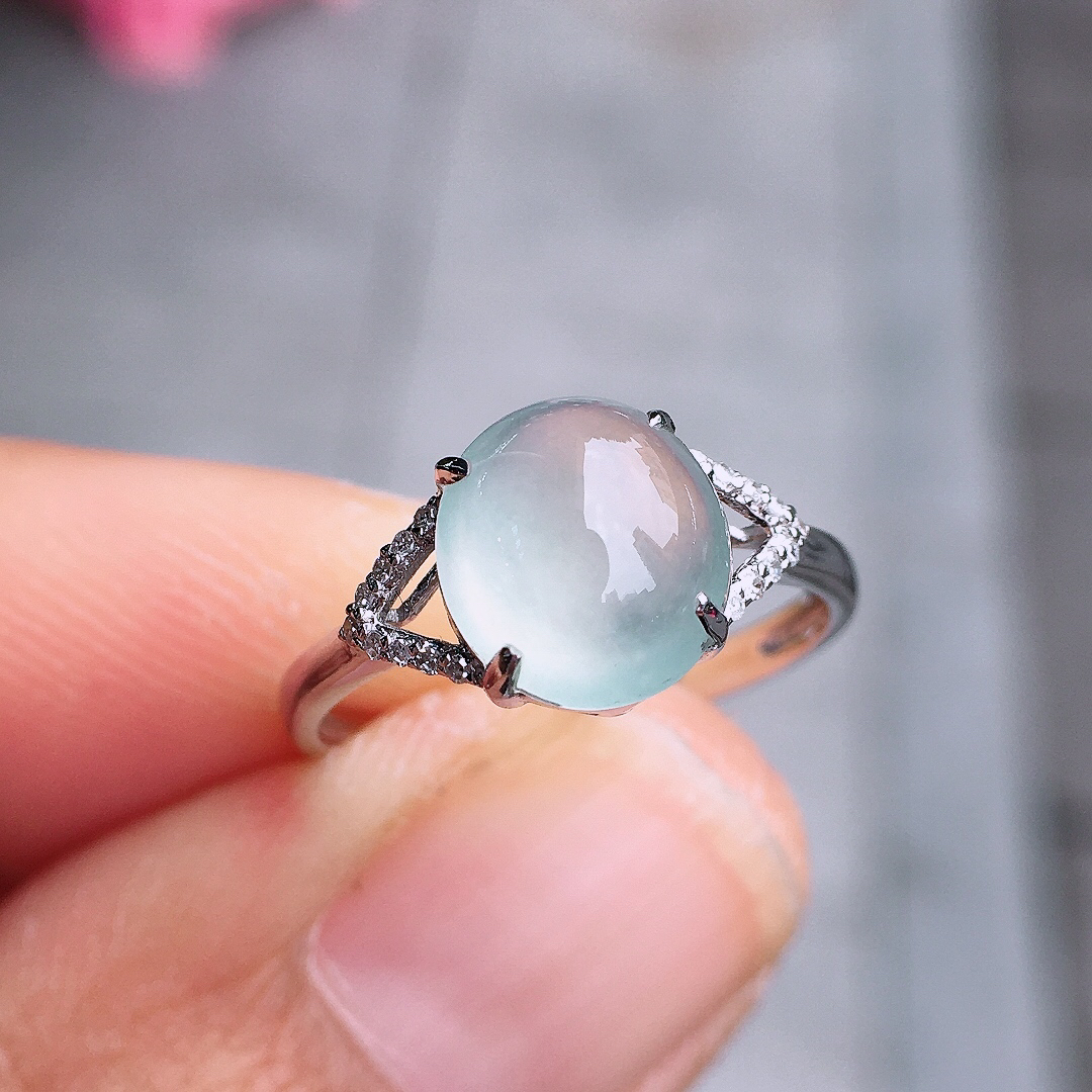 玻璃种蛋面戒指，玉质细腻，荧光感超
强，饱满圆润，尽显优雅气质，18k
金豪华镶嵌