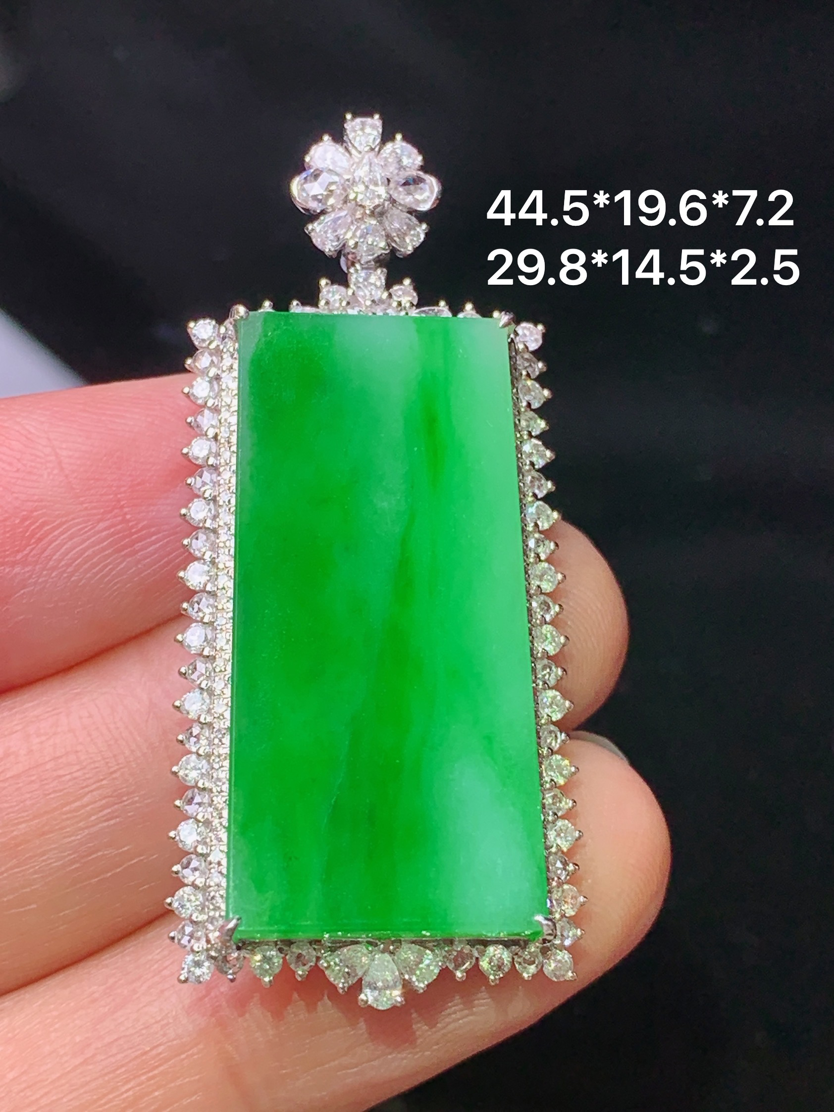 18k金钻镶嵌翠绿无事牌吊坠 玉质细腻 色泽艳丽清新 水润亮眼 整体尺寸44.5*19.6*7.2z1