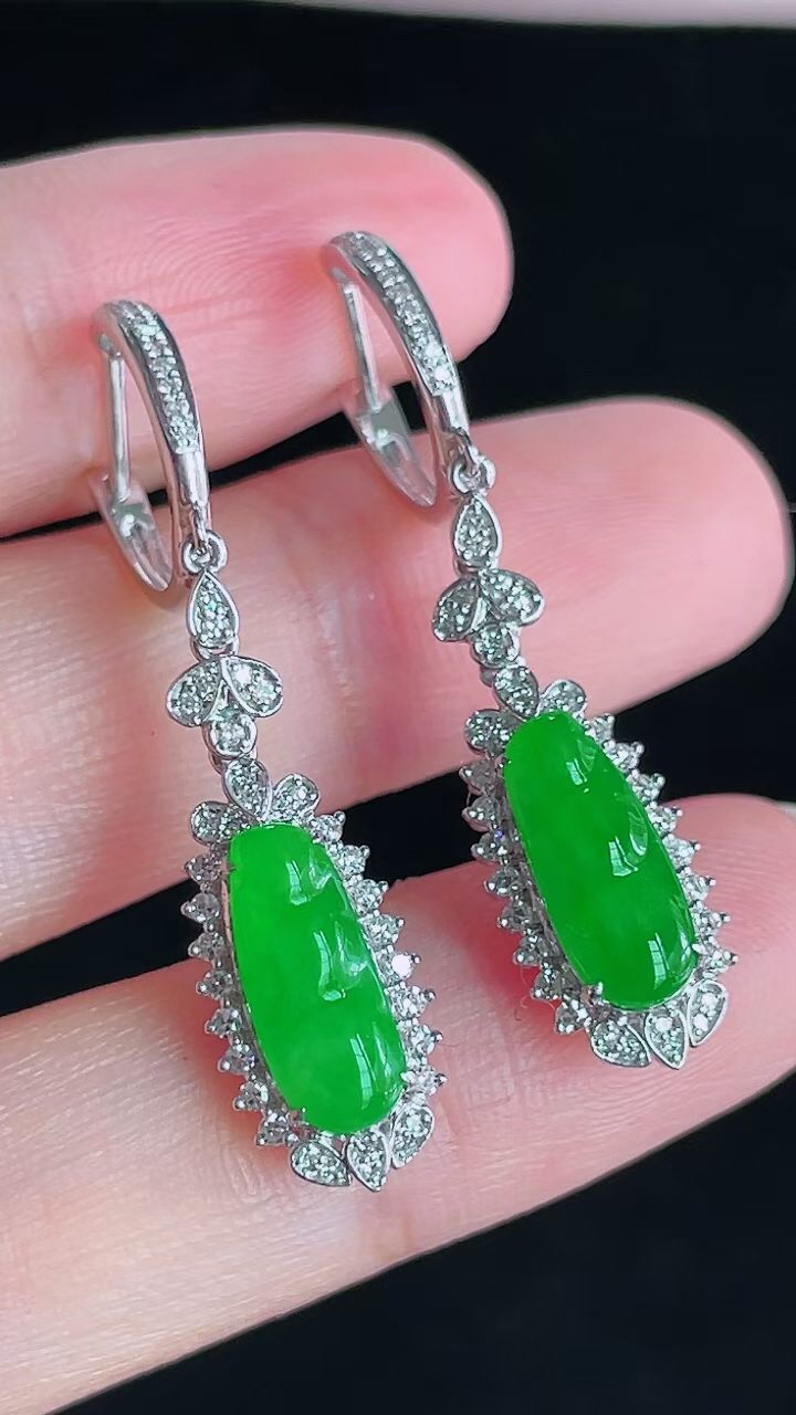 【翡翠名称】18K金豪华镶钻冰阳绿福豆耳坠
【翡翠尺寸】总尺寸38.3/8/6mm
【翡翠描述】宝贝