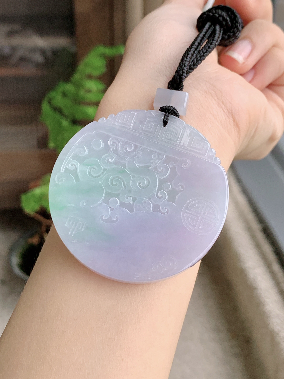 【裸石】冰紫底龙凤牌一对吊坠  
【说明】缅料 性价比高 飘花
【尺寸】左：52.4-5.1 右：52.5-5.6
【重量】左：42.4克 右：43.9克