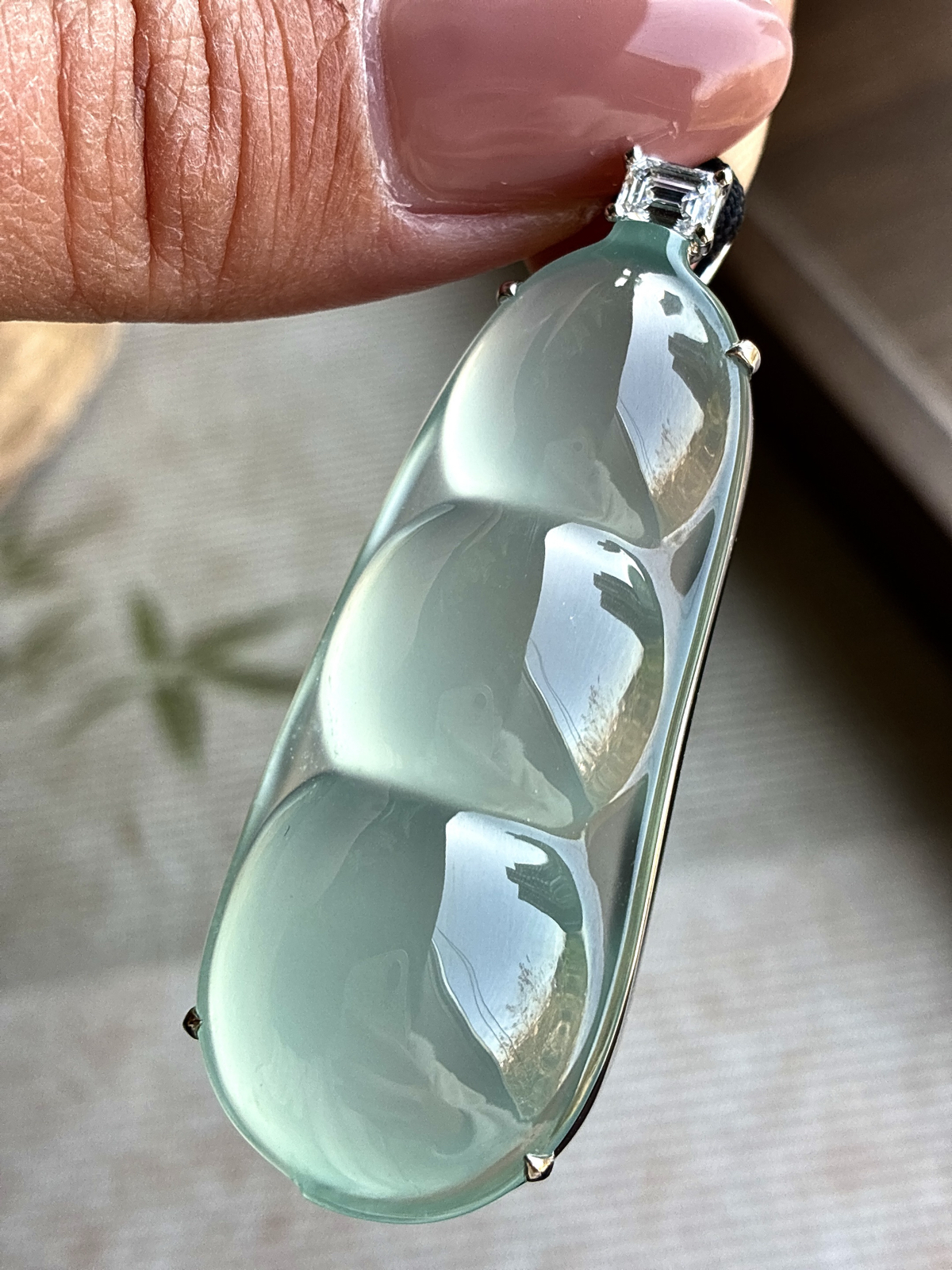 【镶嵌】🫧高冰玻璃种豆子福豆吊坠  
【说明】缅料 18k金镶嵌 性价比高  
【整体】55.2-21.3-15.7
【裸石】51-21.3-10