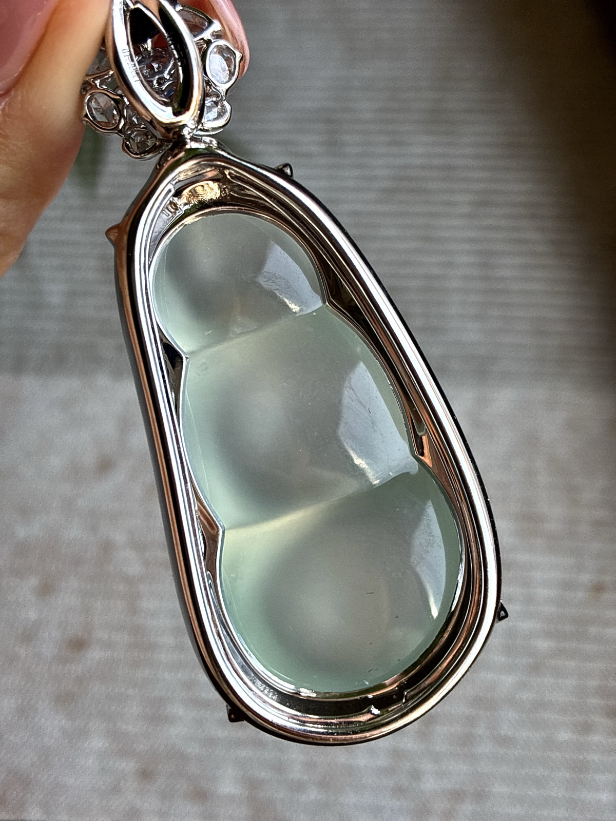 【镶嵌】🫧高冰玻璃种豆子福豆吊坠  
【说明】缅料 18k金镶嵌 性价比高  
【整体】54-22.7-14.7
【裸石】43.2-22.7-10.5


•玻璃凝福豆，冰透蕴清光