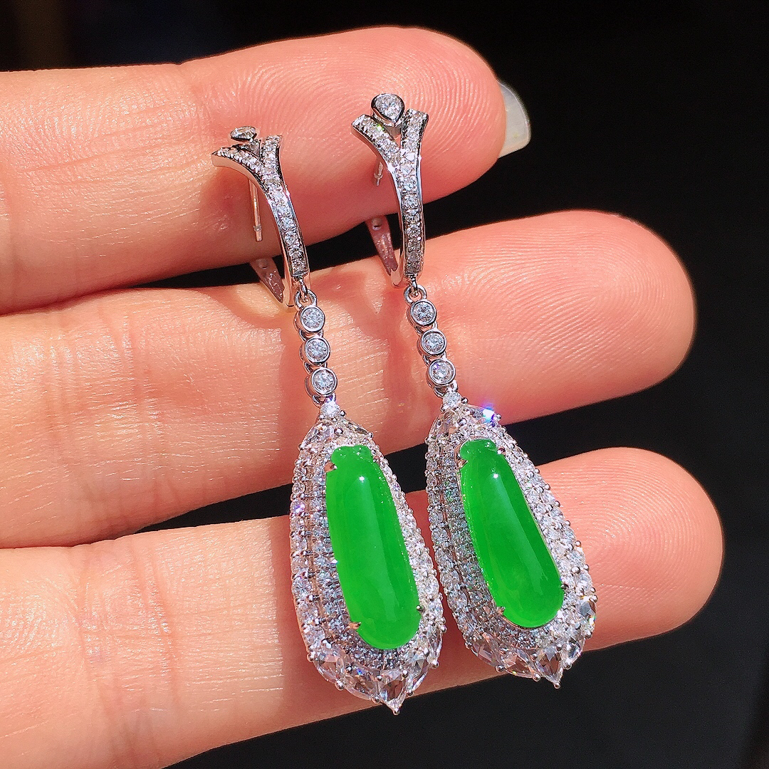 阳绿福瓜耳坠，色泽均匀艳丽，玉质细腻，荧光感超
强，饱满圆润，尽显优雅气质，18k
金豪华镶嵌