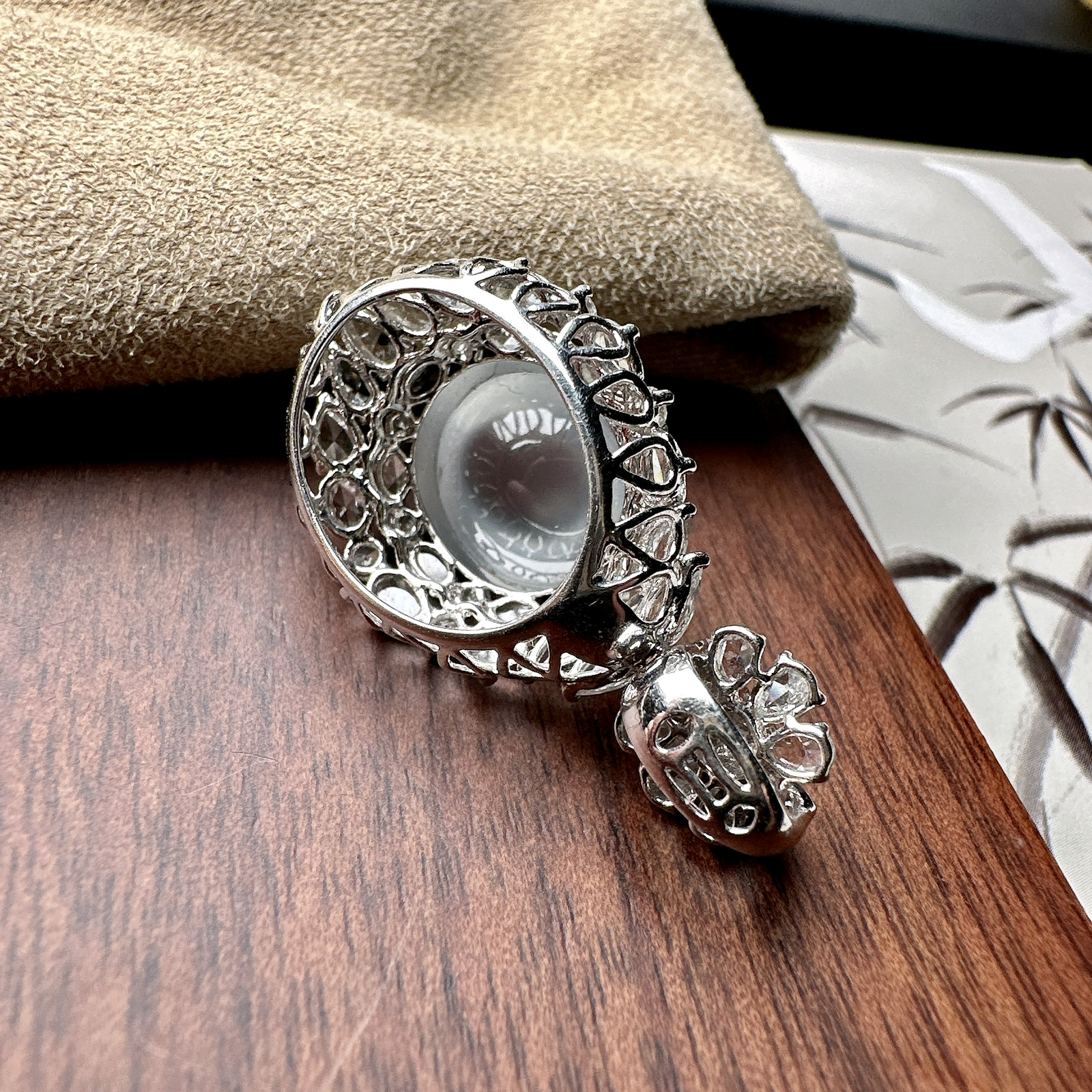 【玻璃蛋面吊坠】质地细腻清爽，玻璃色泽，荧光感强烈，18K金钻镶嵌，裸石尺寸12.5*11.1*6.7毫米