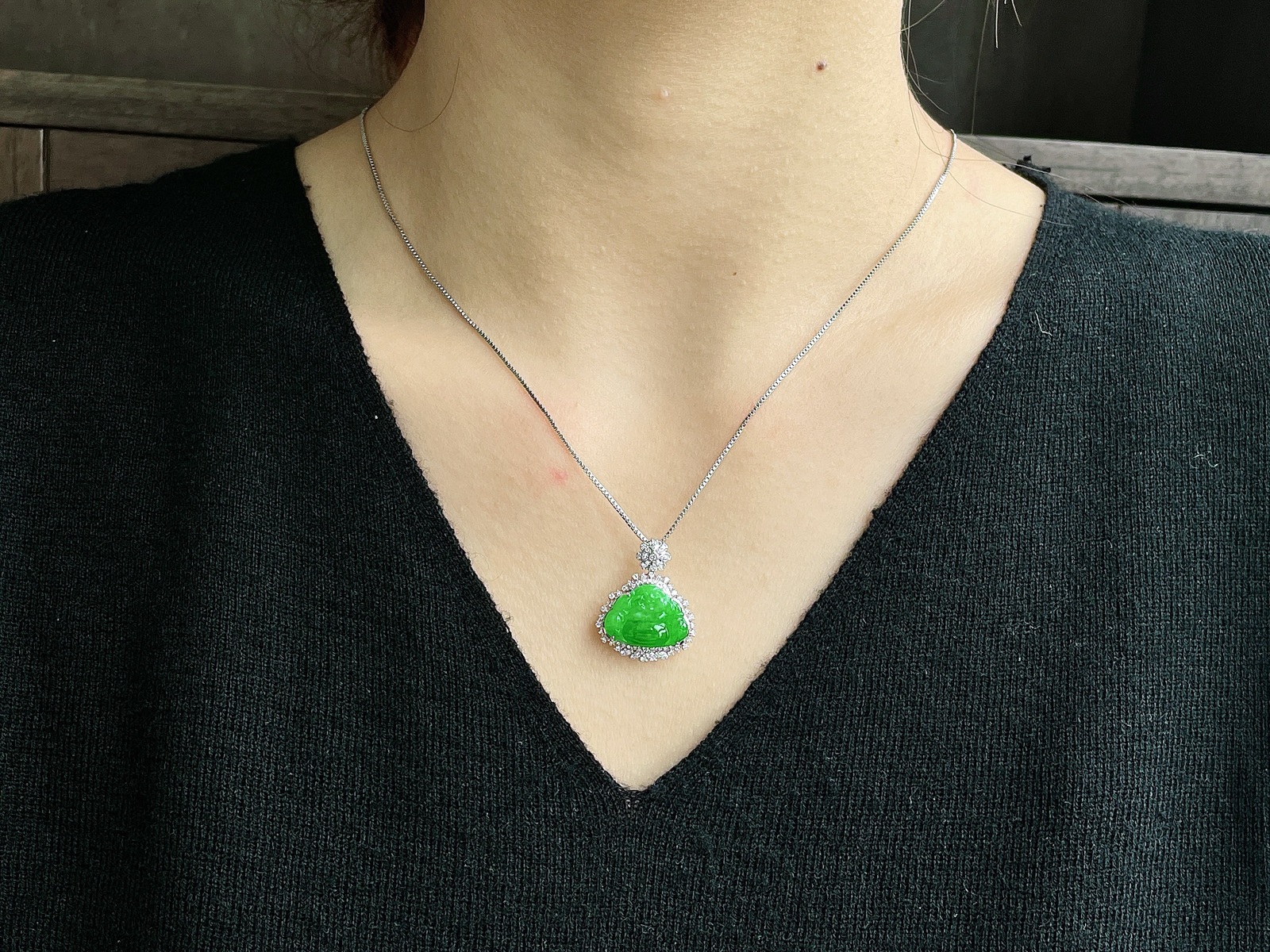 【镶嵌】冰阳绿佛公吊坠  
【说明】18k金镶嵌 性价比高  
【整体】23.3-19-8.4
【裸石】11.5-15.6-3