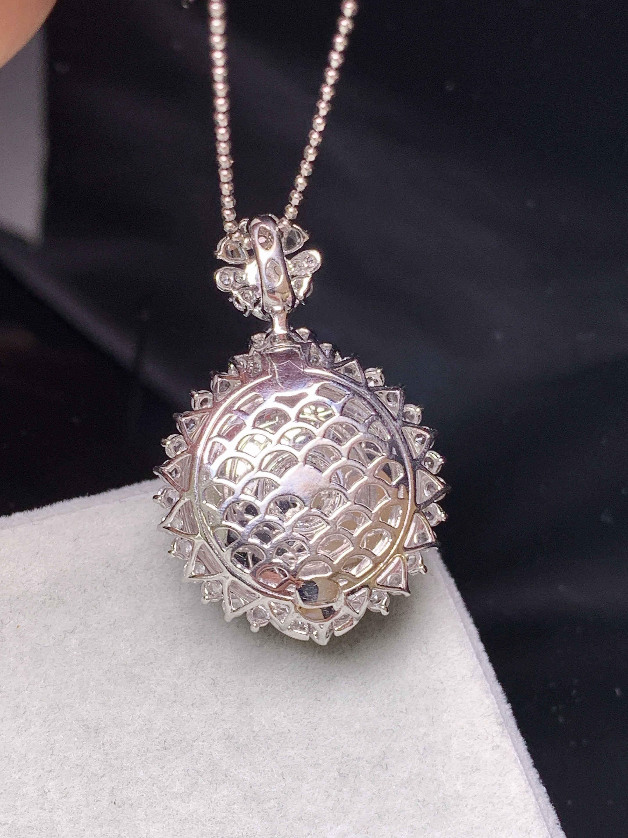 18k金钻镶嵌紫罗兰蛋面吊坠 玉质细腻 色泽艳丽清新 水润亮眼 整体尺寸29.3*19.8*13