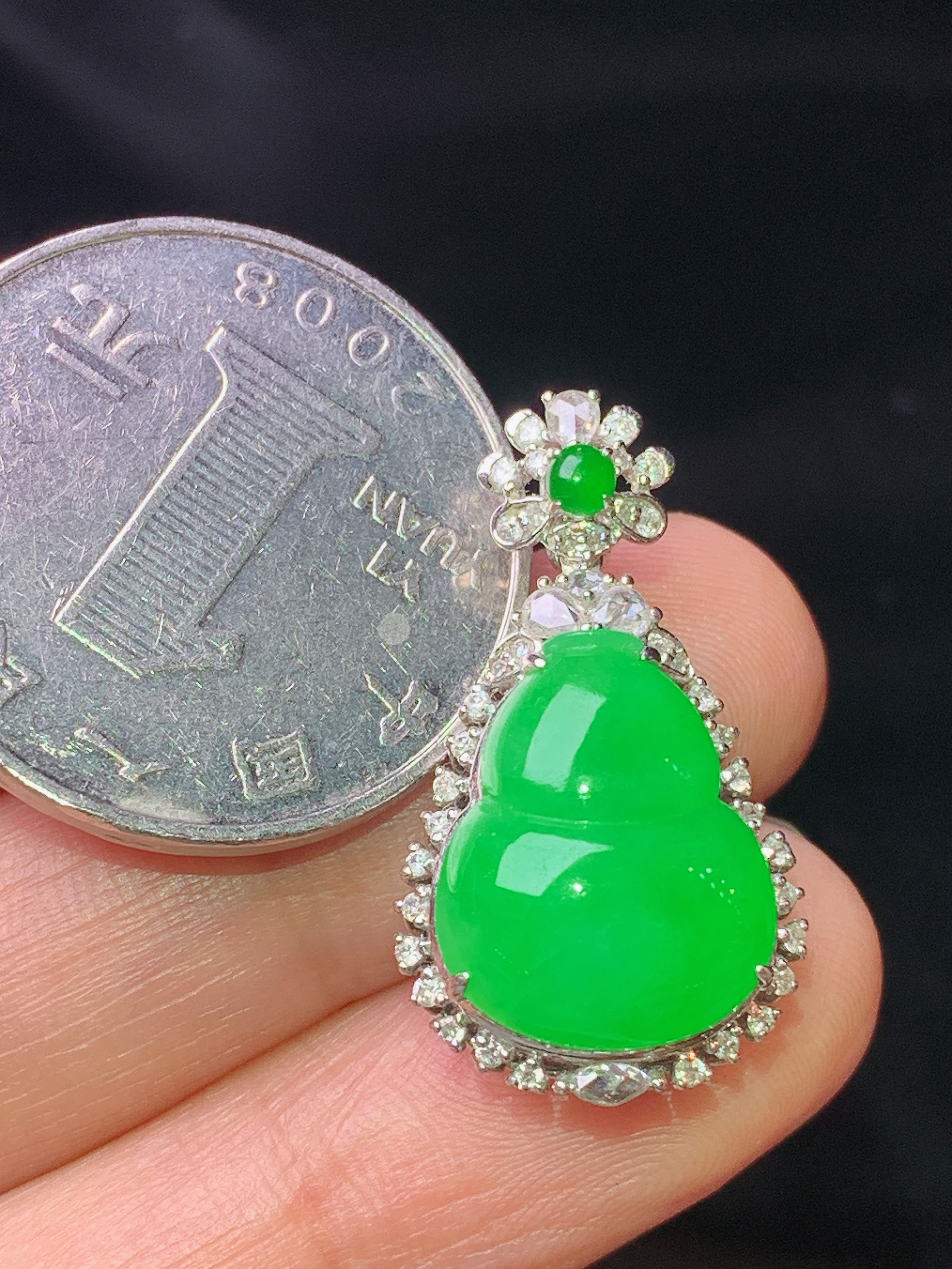 18k金钻镶嵌满绿葫芦吊坠 玉质细腻 色泽艳丽清新 水润亮眼 整体尺寸26.3*14.8*10.2j3