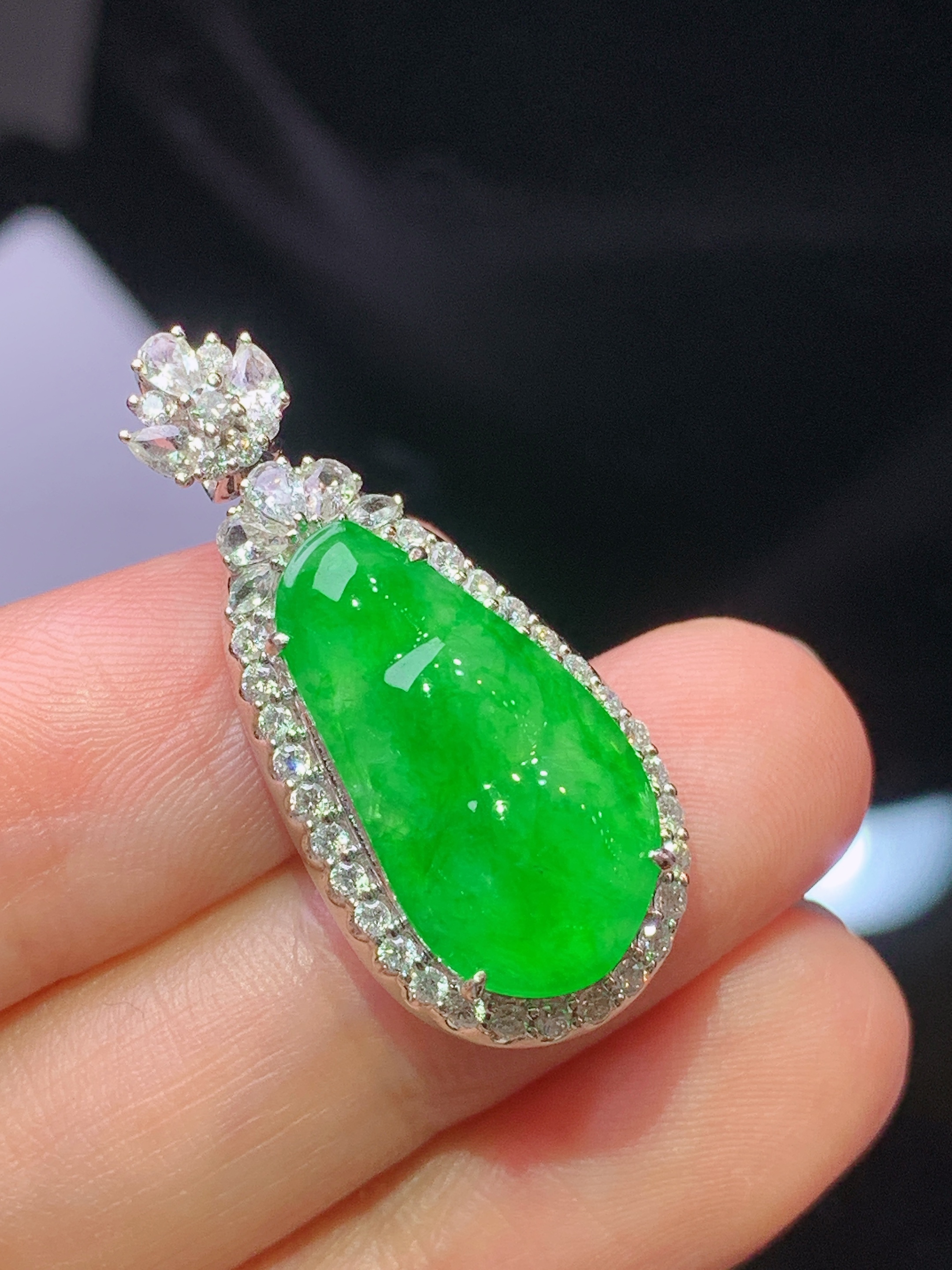 18k金钻镶嵌满绿四季豆吊坠 玉质细腻 色泽艳丽清新 水润亮眼 整体尺寸31.2*14.2*9.6m