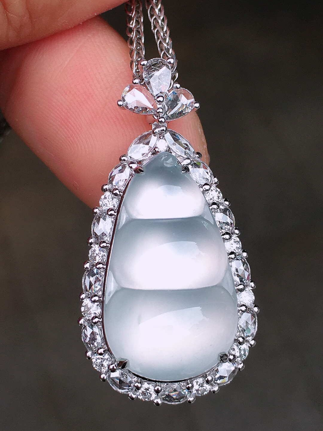 冰种福豆吊坠，玉质细腻，荧光感超
强，饱满圆润，尽显优雅气质，18k
金豪华镶嵌