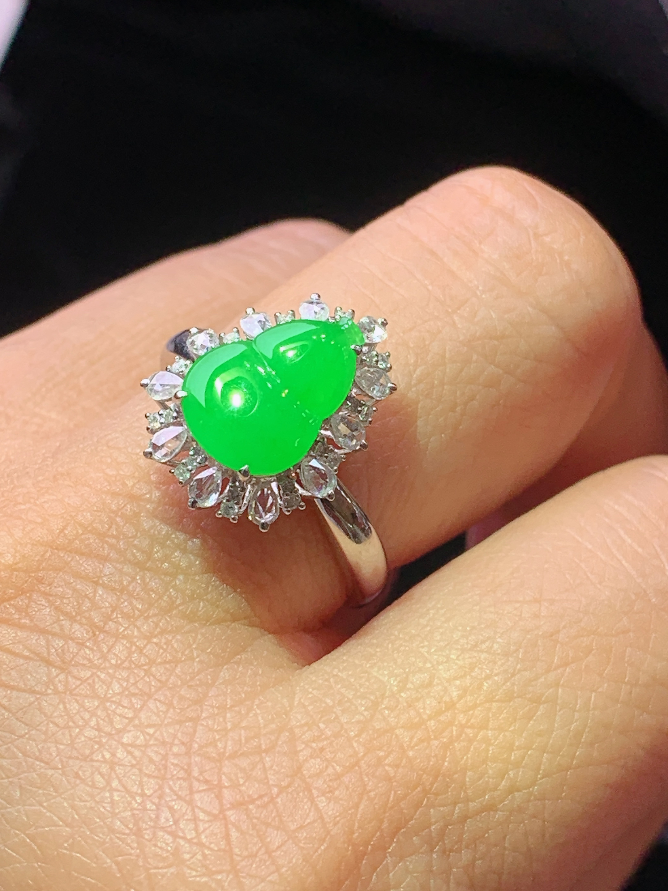 18k金钻镶嵌翠绿葫芦戒指 玉质细腻 色泽艳丽清新 水润亮眼 圈口16整体尺寸16*12.8*8.6j3