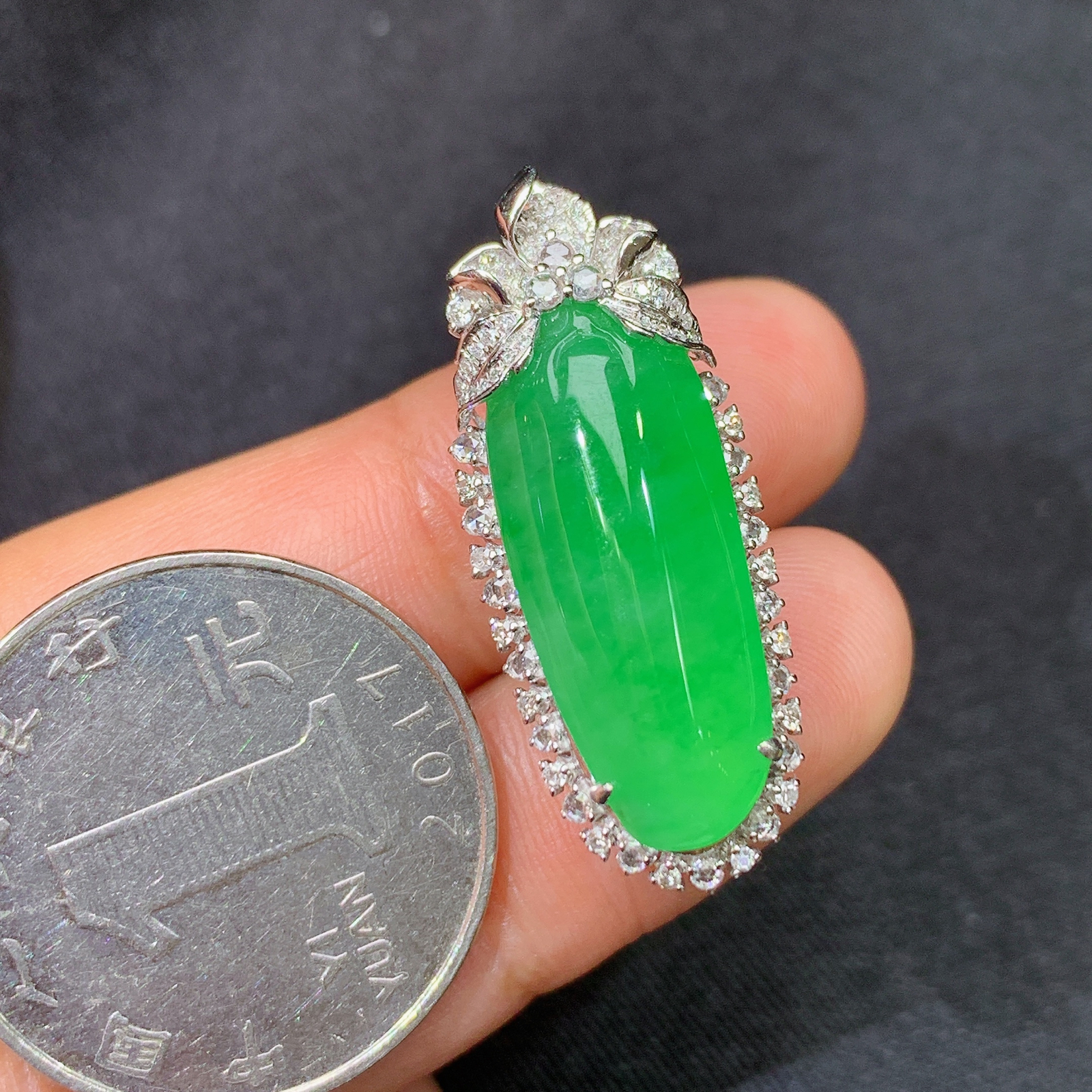 翠绿绿福瓜吊坠，18k金镶嵌，冰润色阳，玉质细腻，种水足，Jz 尺寸31.7*12.4*10.1