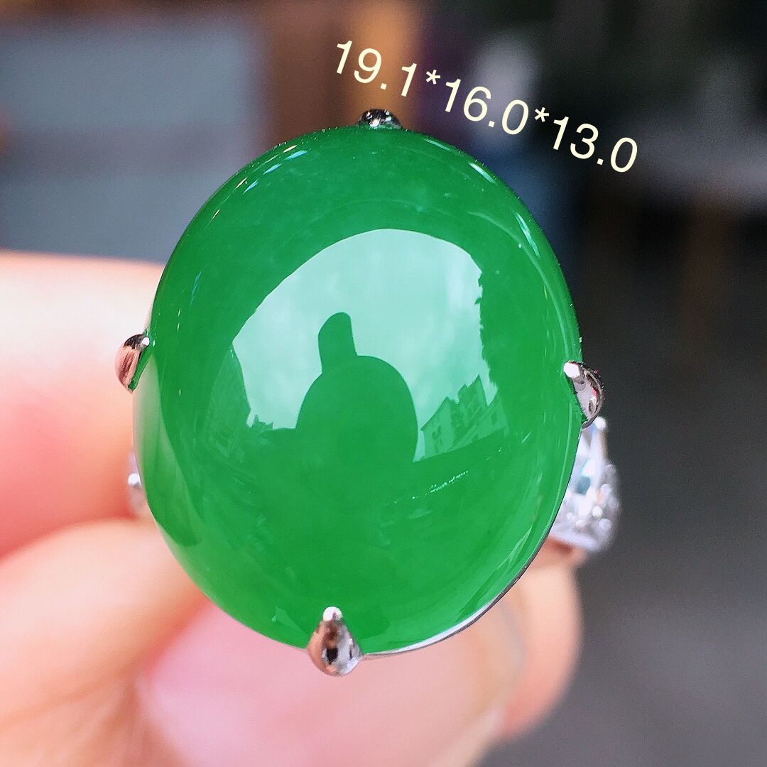 阳绿蛋面戒指，色泽均匀艳丽，玉质细腻，荧光感超
强，饱满圆润，尽显优雅气质，18k
金豪华镶嵌