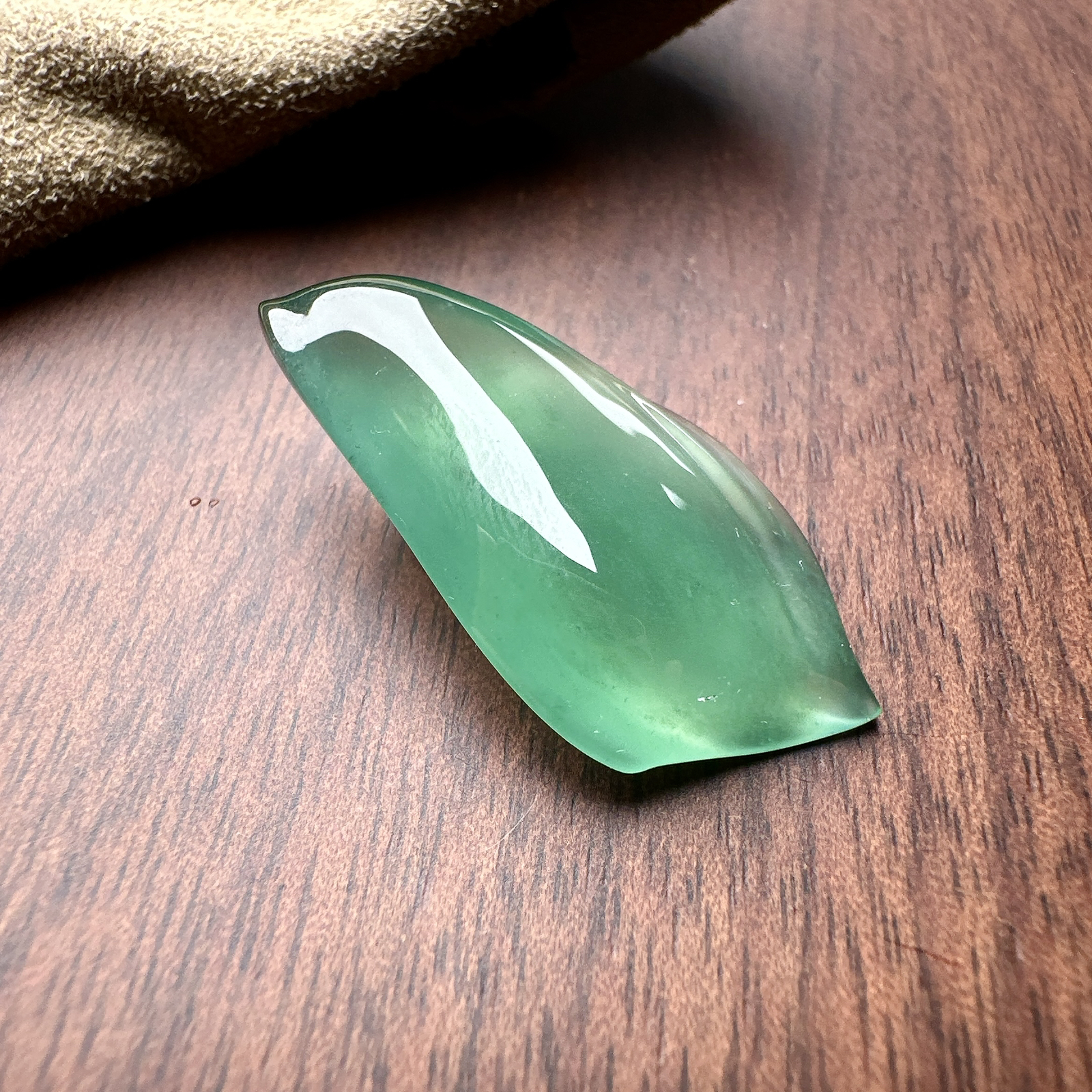 【冰种晴绿随形裸石】质地细腻，冰润十足，种老冰透，收藏品质