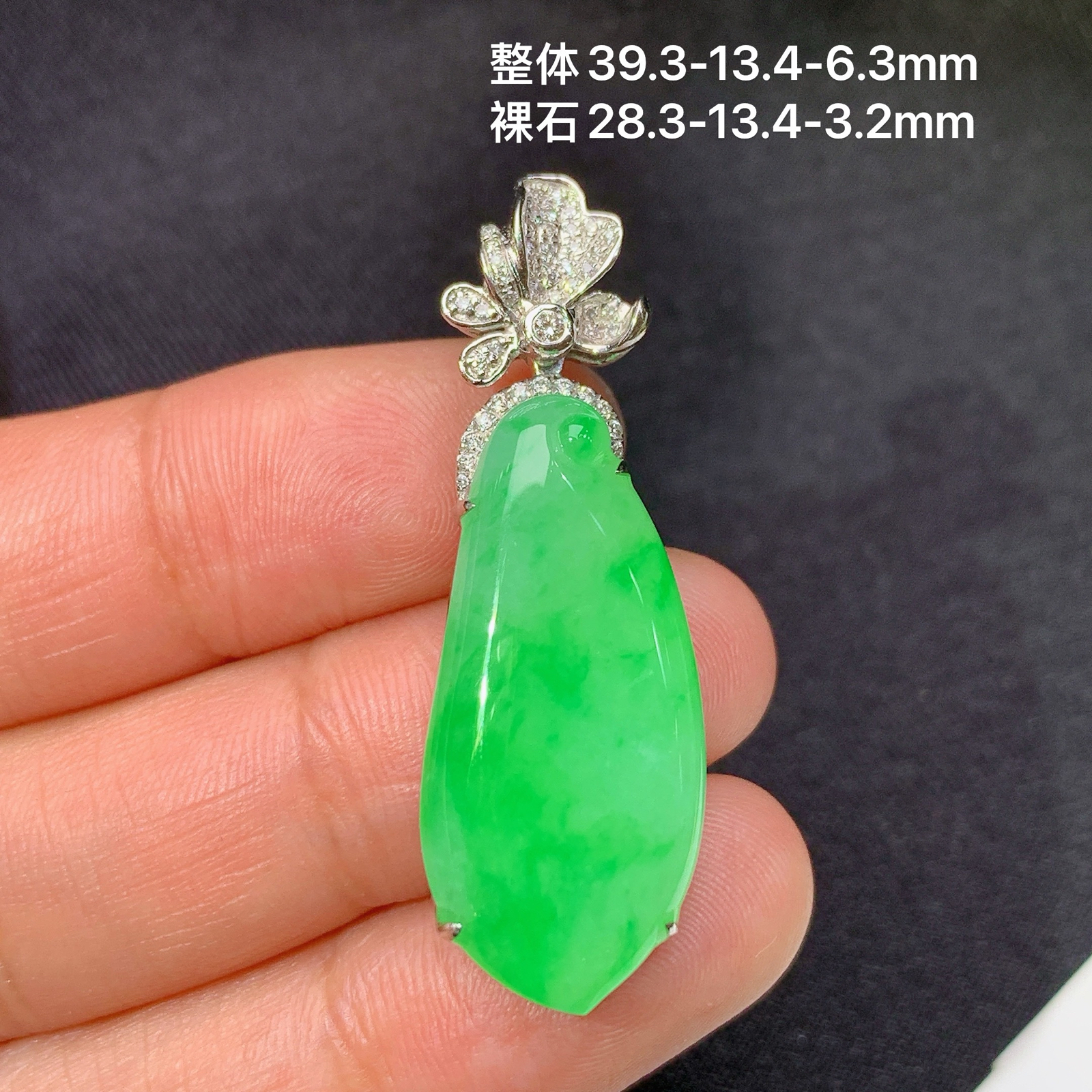 冰阳绿福瓜吊坠，18k金镶嵌，冰润色阳，玉质细腻，种水足，Zha 尺寸39.3*13.4*6.3