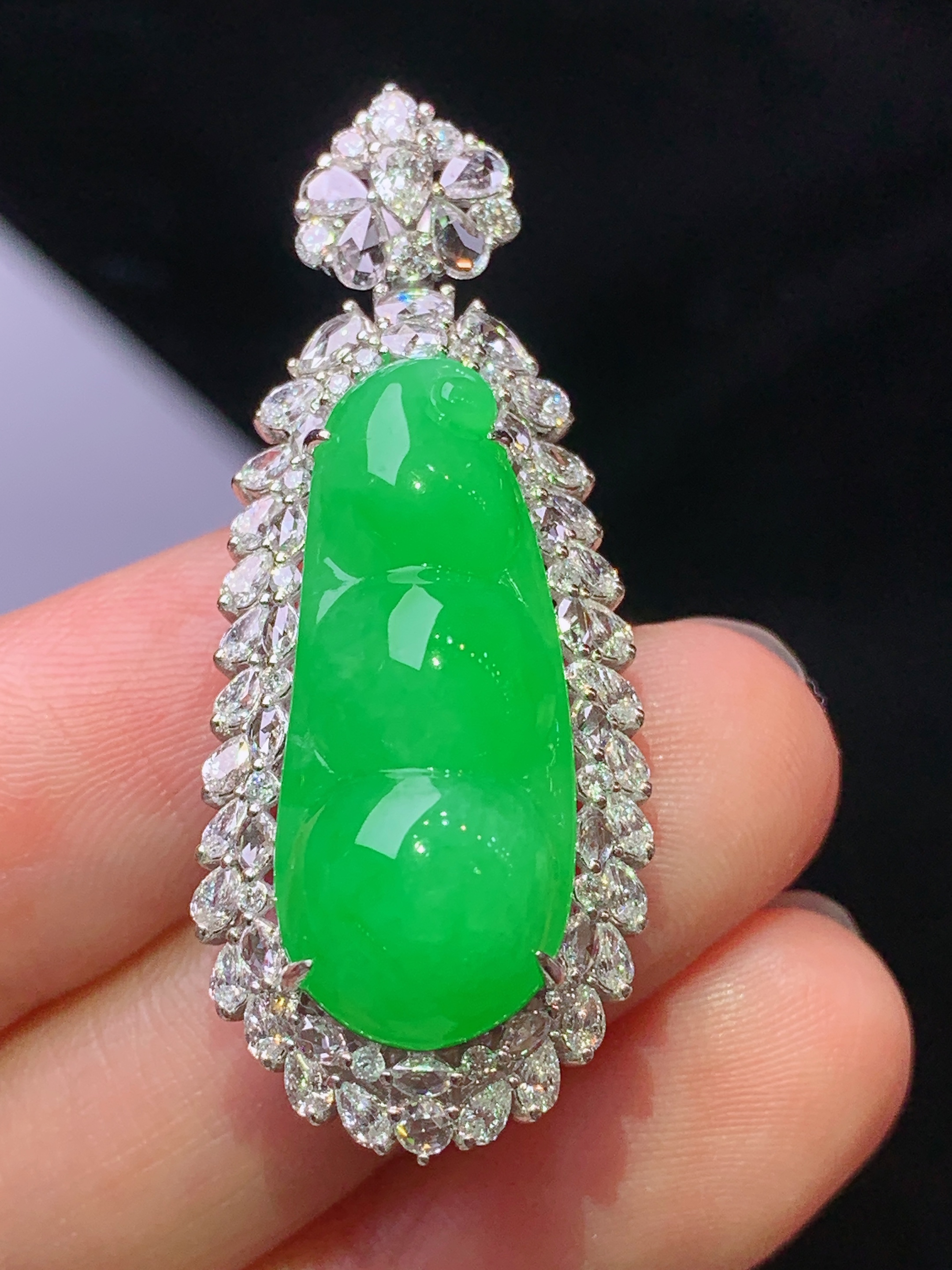 18k金钻镶嵌翠绿四季豆吊坠 玉质细腻 色泽艳丽清新 水润亮眼 整体尺寸40.8*16.6*12.8m3