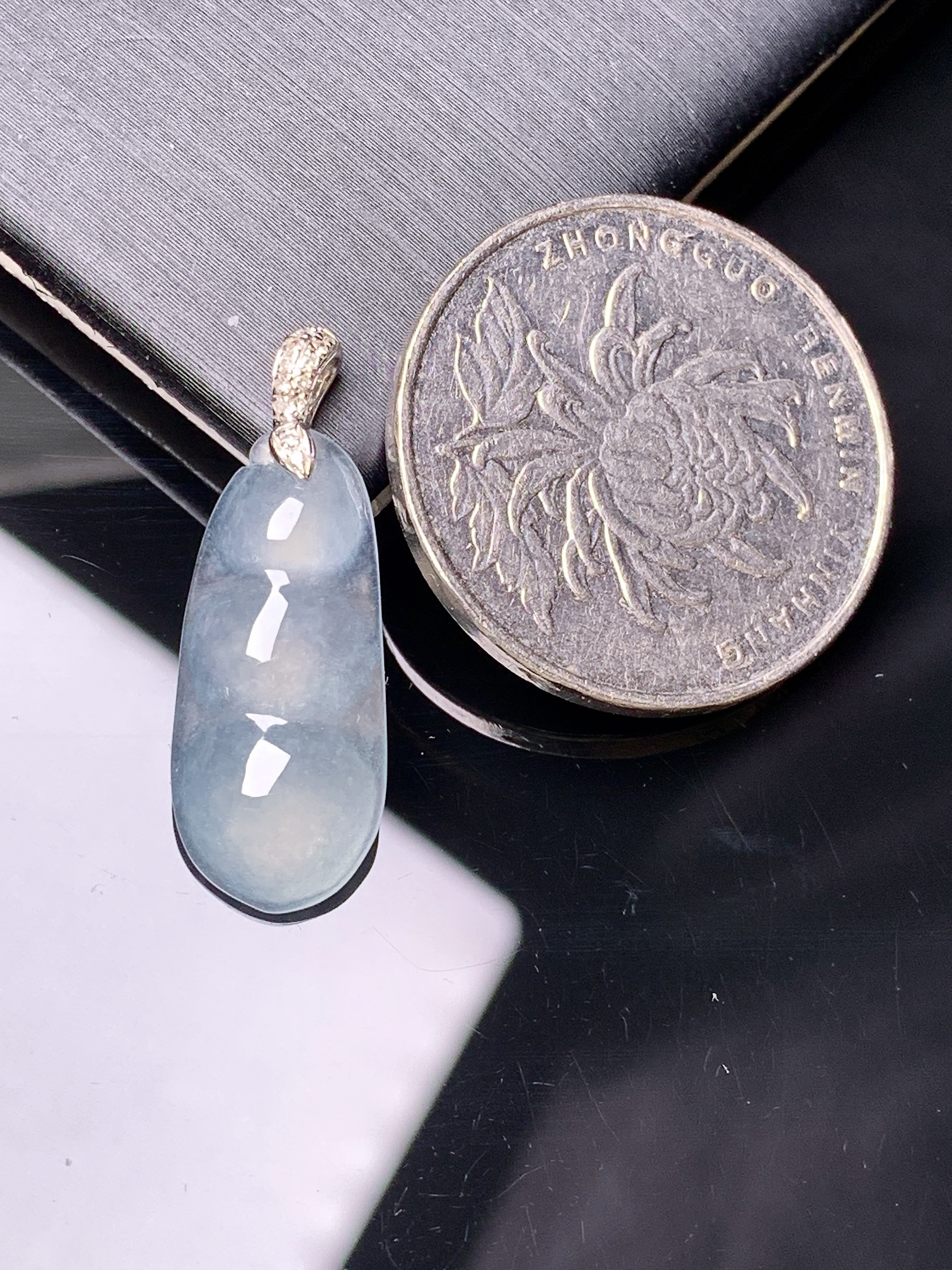 18k金钻镶嵌冰种四季豆吊坠 玉质细腻 色泽艳丽清新 水润亮眼 整体尺寸26.3*9.5*4.3z1